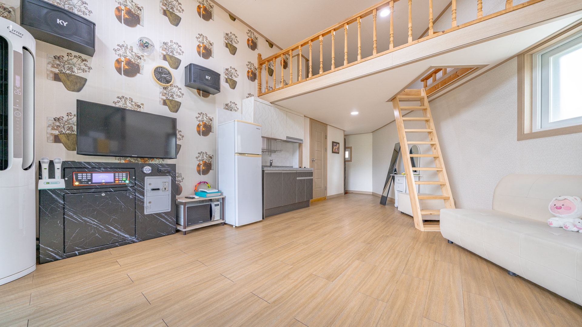 room detail thumbnail 1