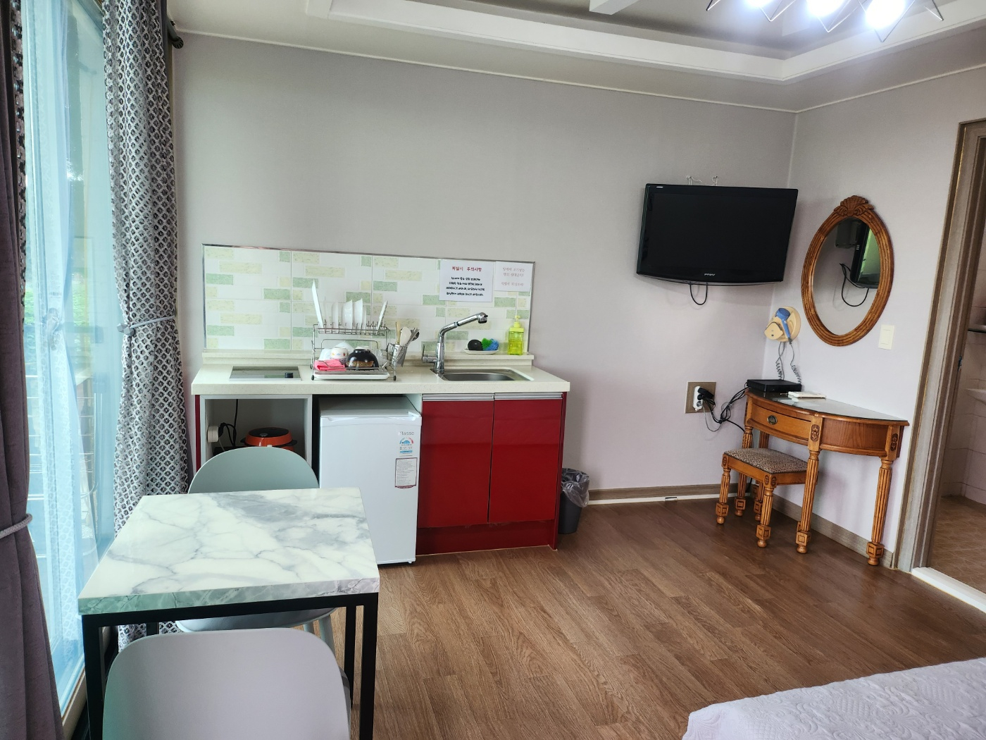 room detail thumbnail 2