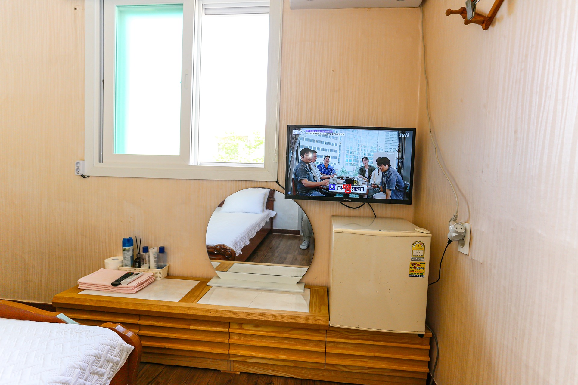 room detail thumbnail 2
