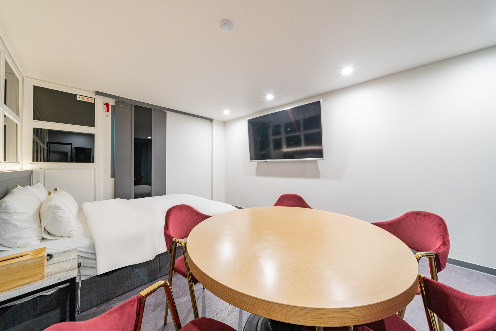 room detail thumbnail 1
