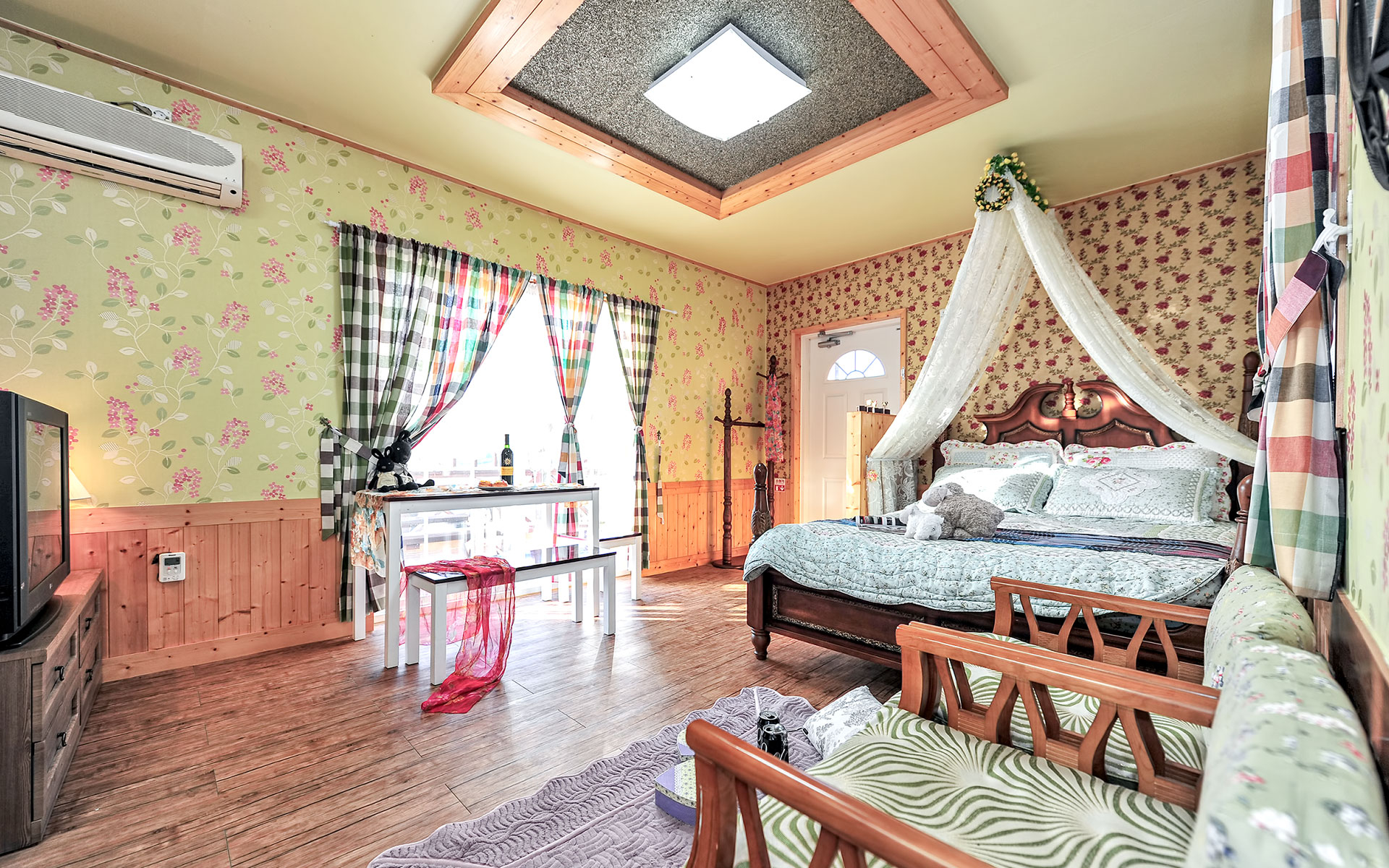 room detail thumbnail 2