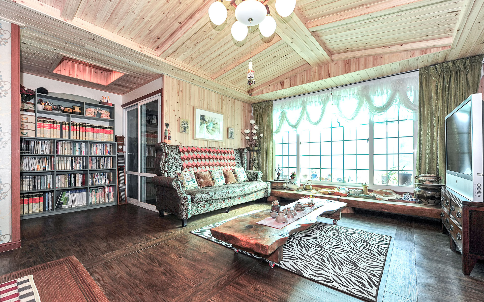 room detail thumbnail 2