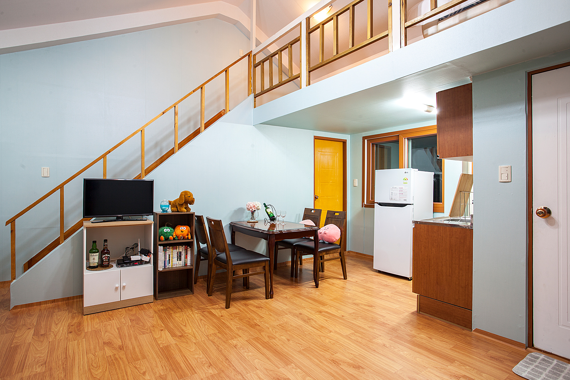 room detail thumbnail 1