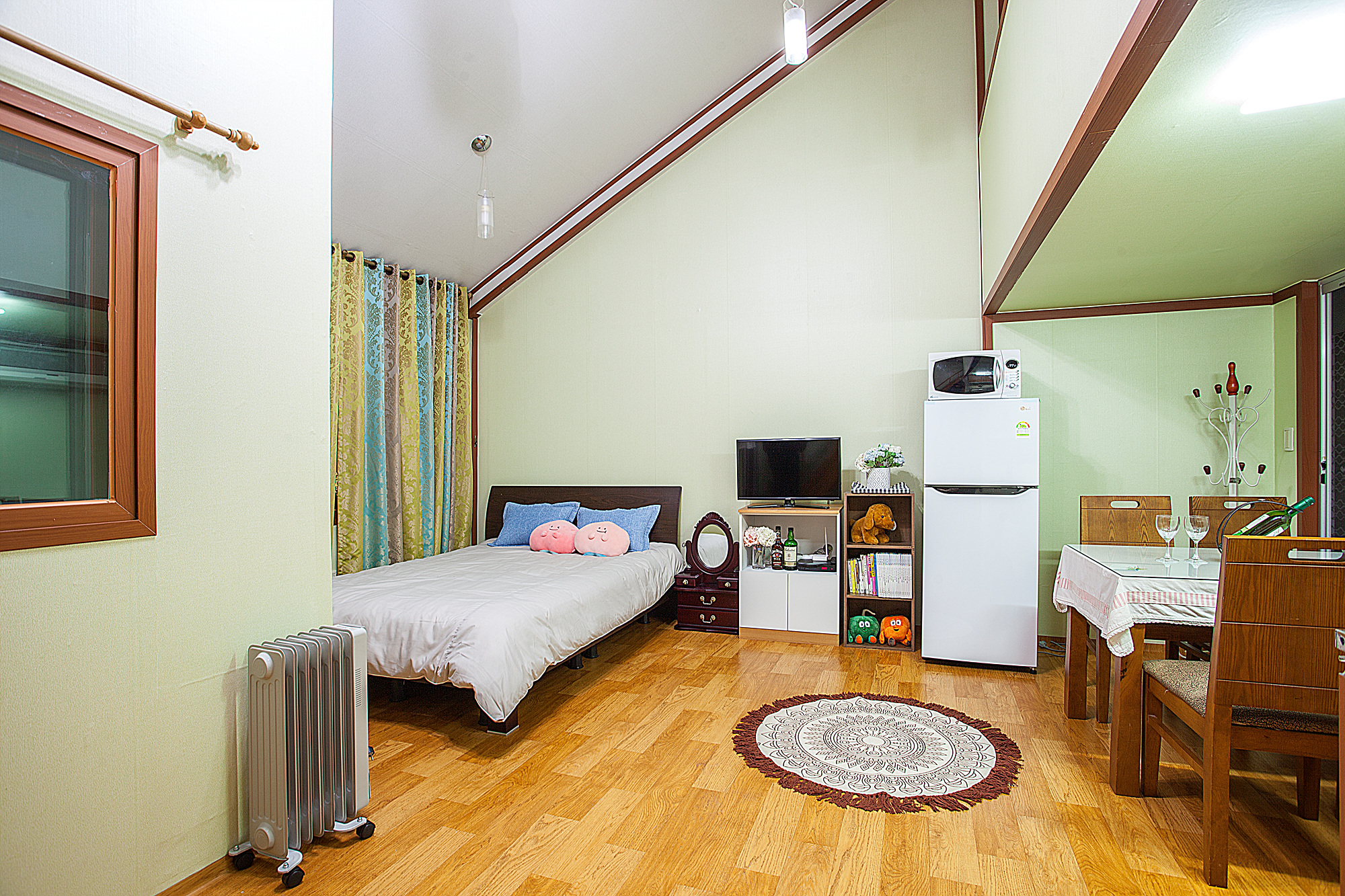 room detail thumbnail 1