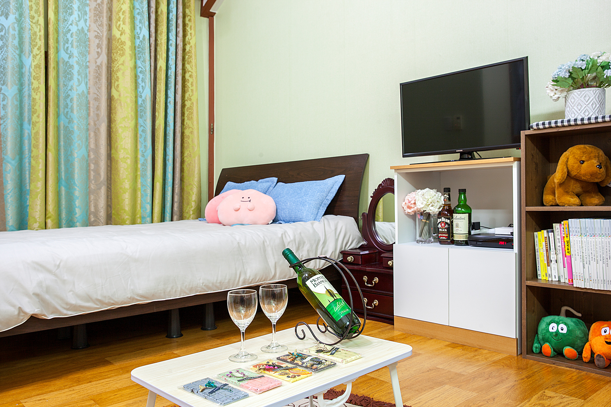 room detail thumbnail 2