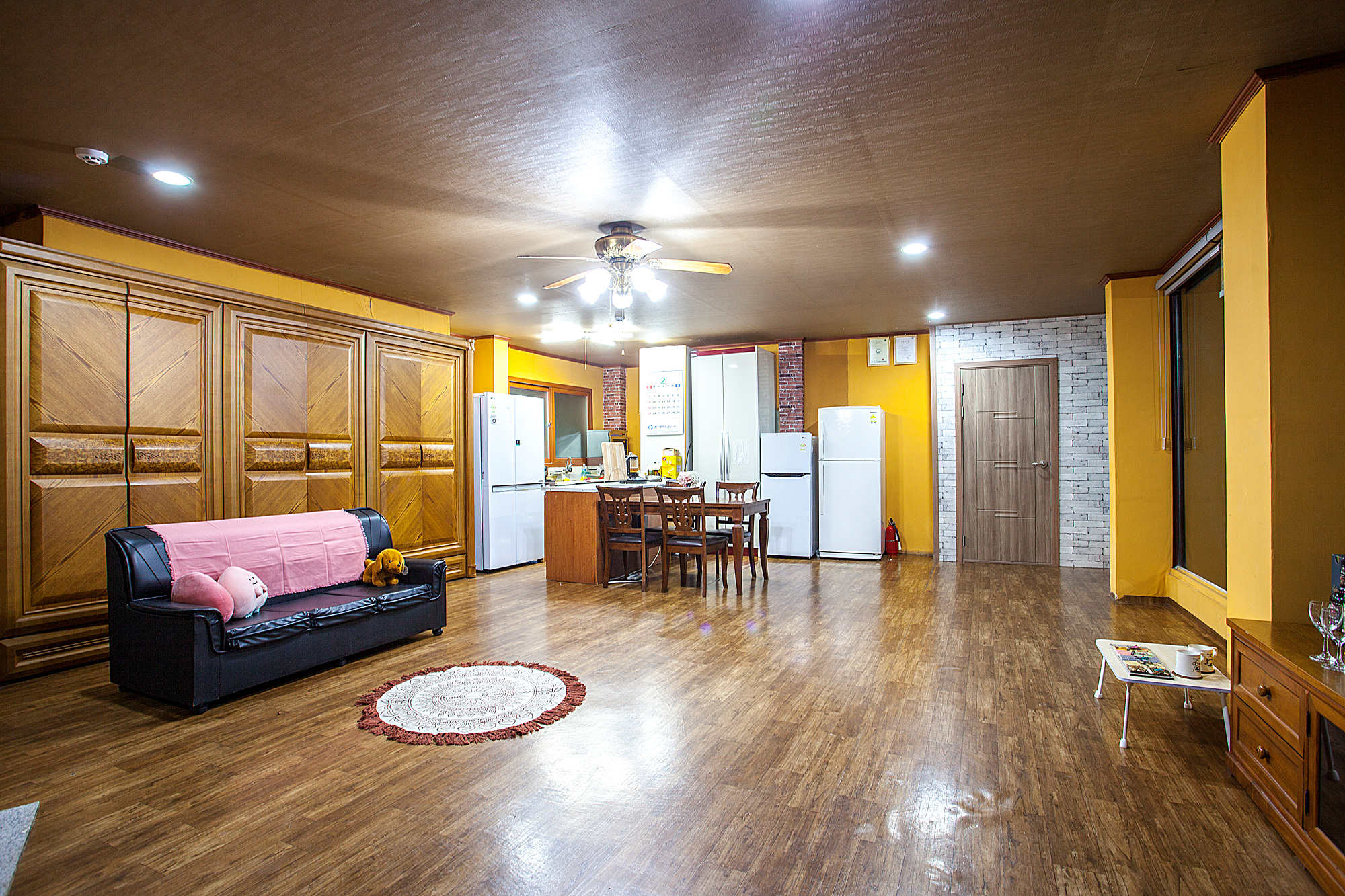 room detail thumbnail 2