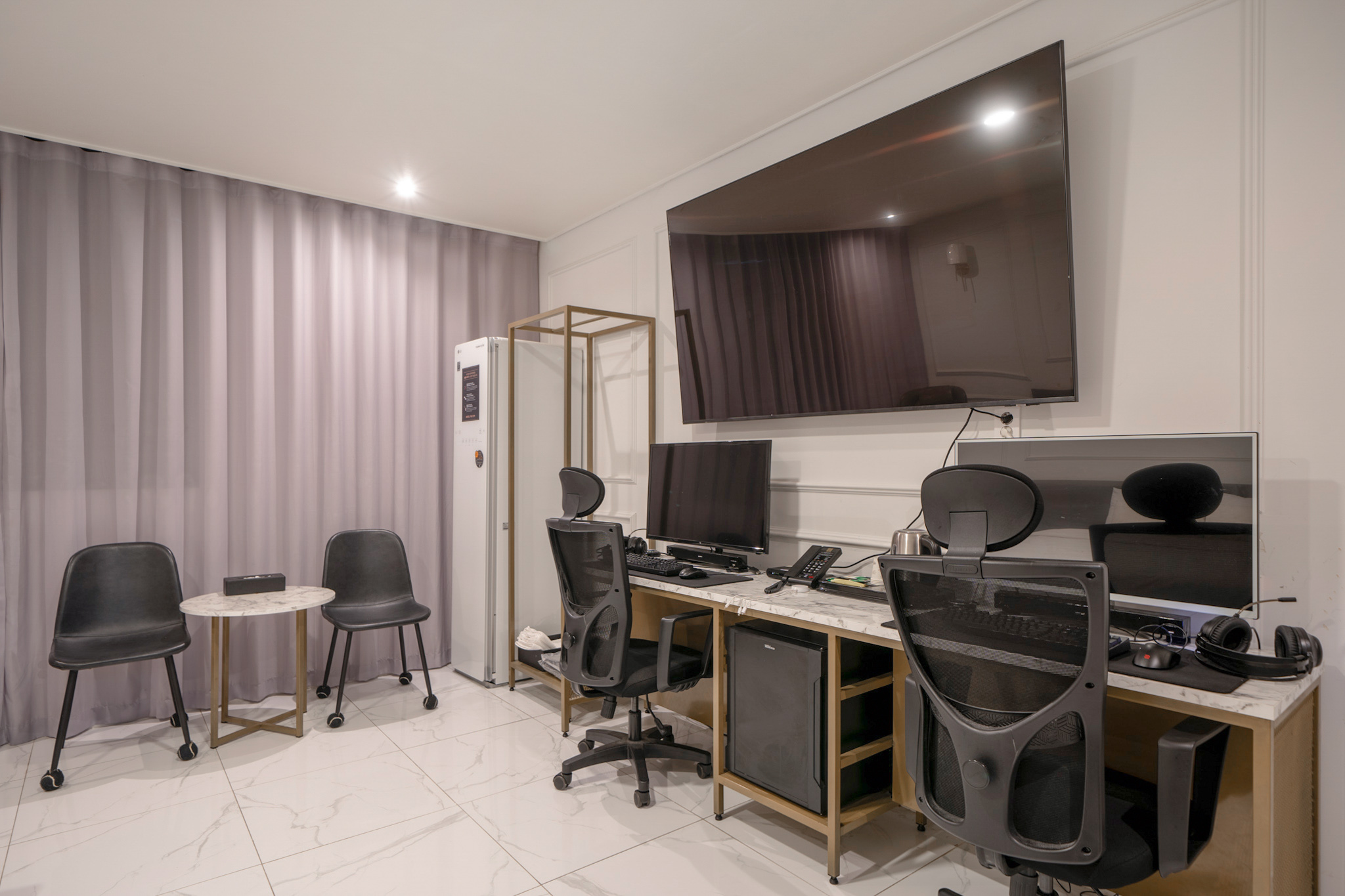 room detail thumbnail 2