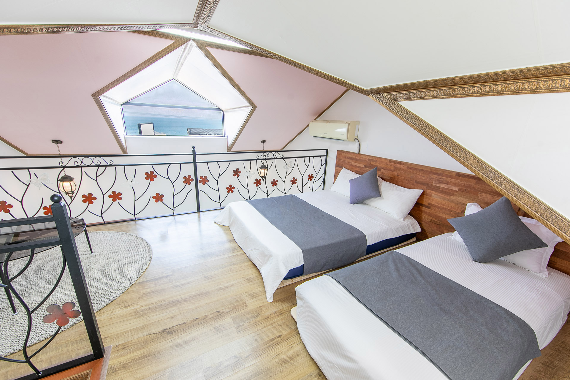 room detail thumbnail 2