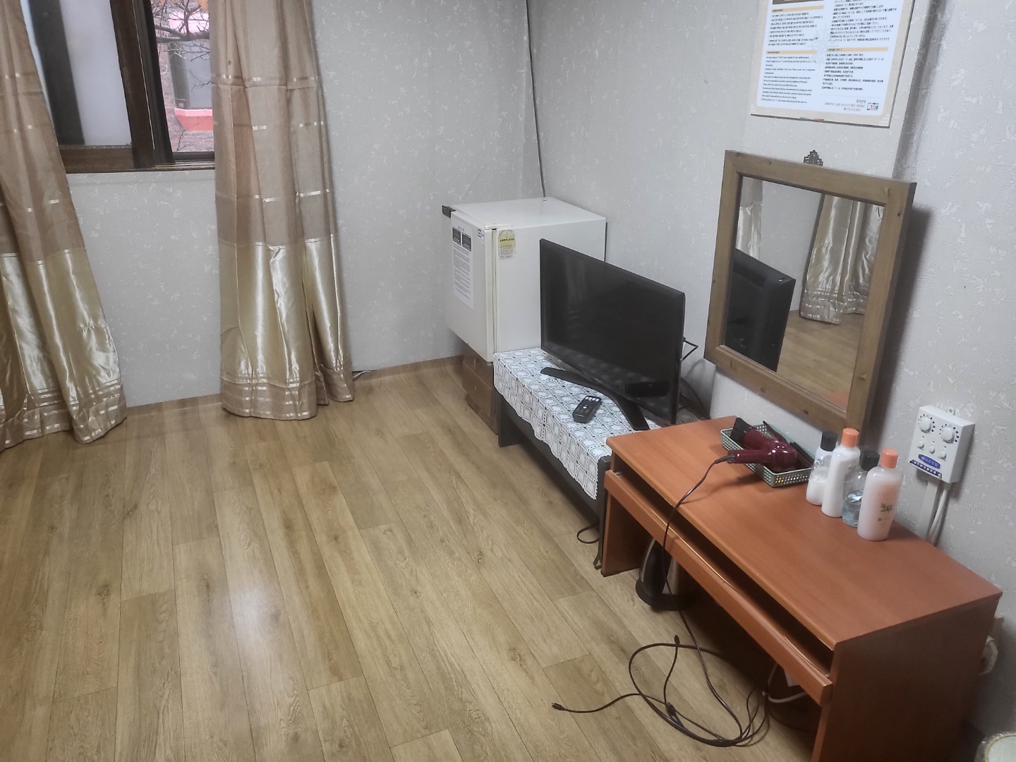 room detail thumbnail 2