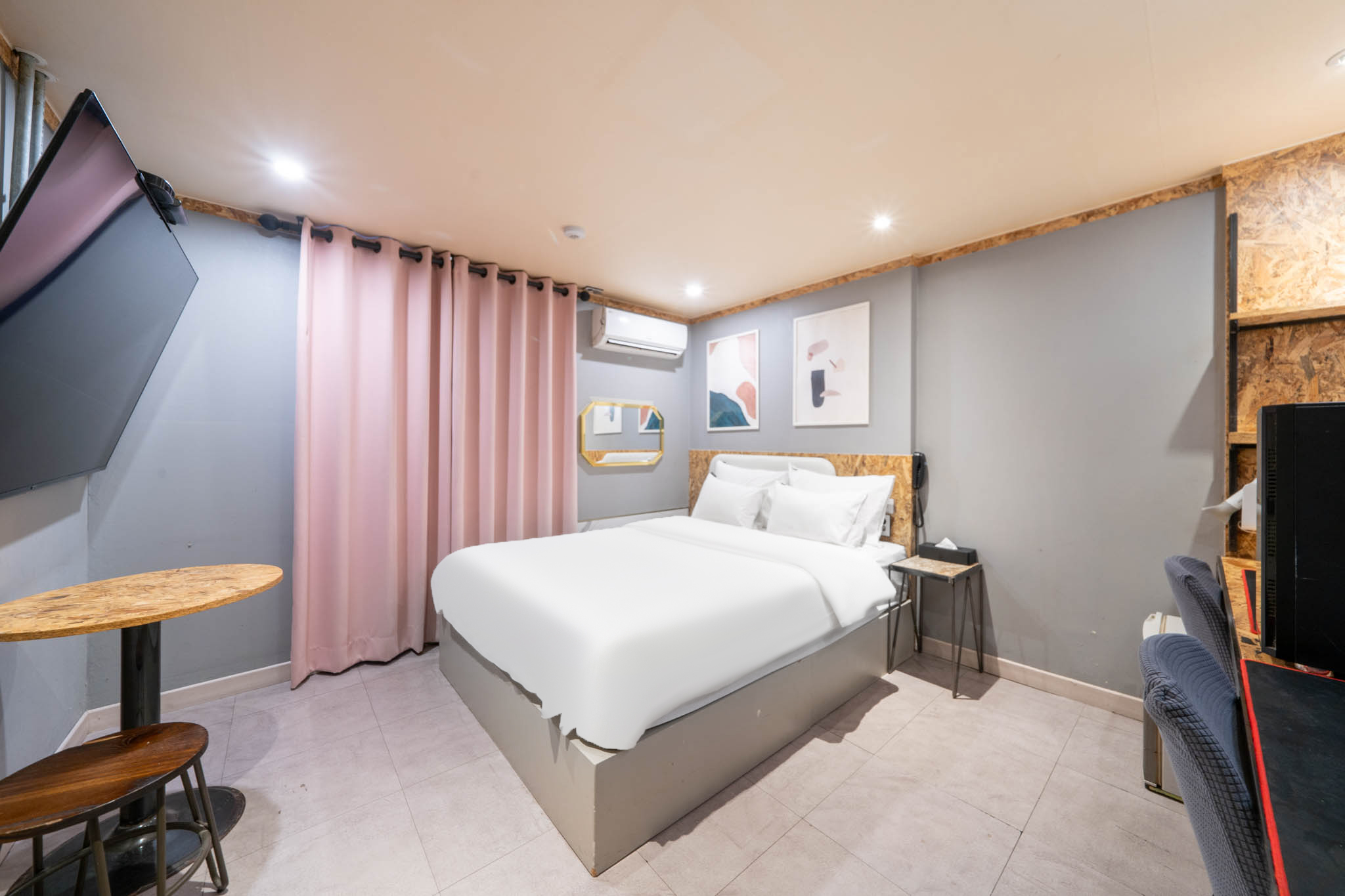 room detail thumbnail 0