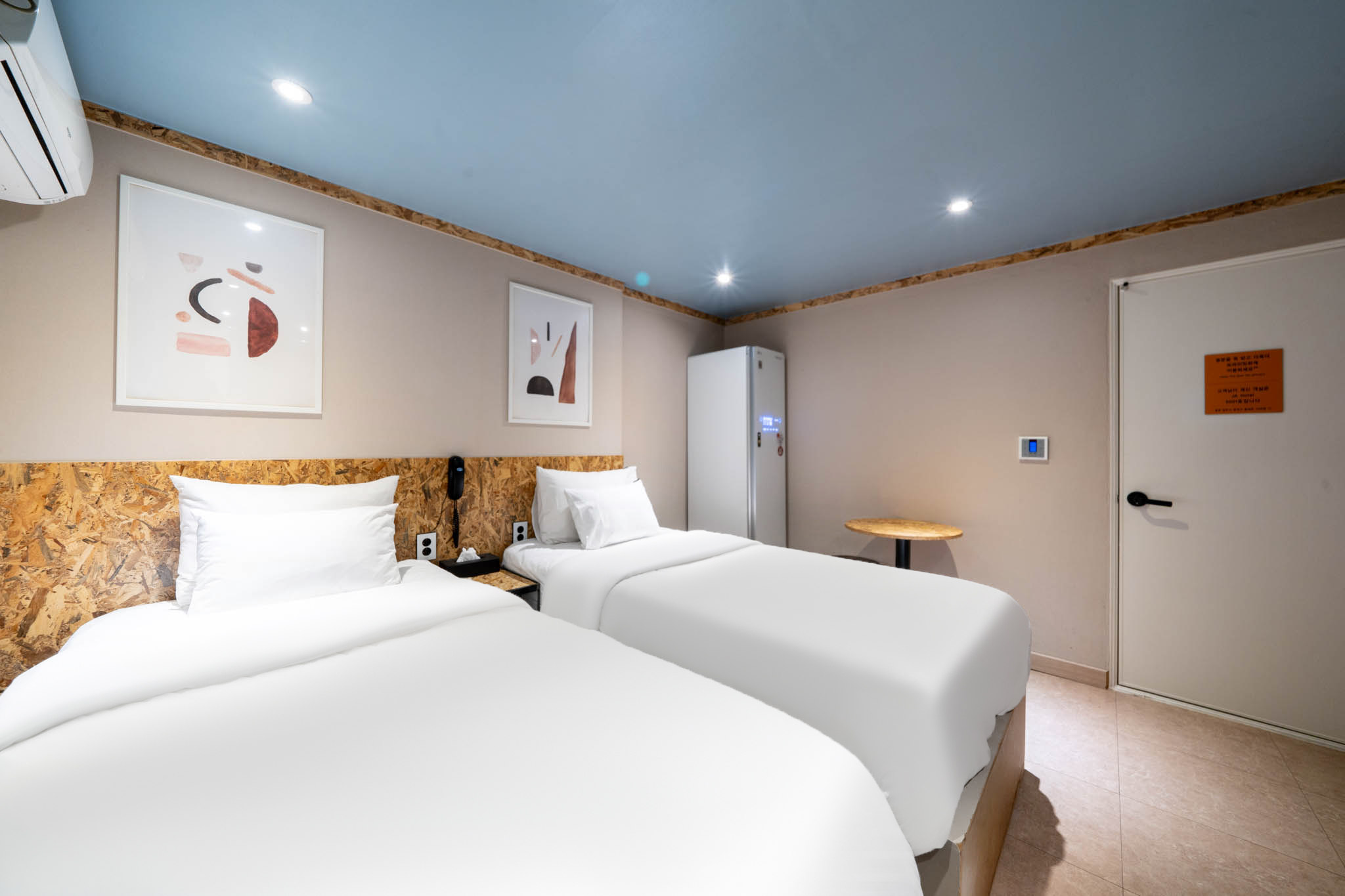 room detail thumbnail 1