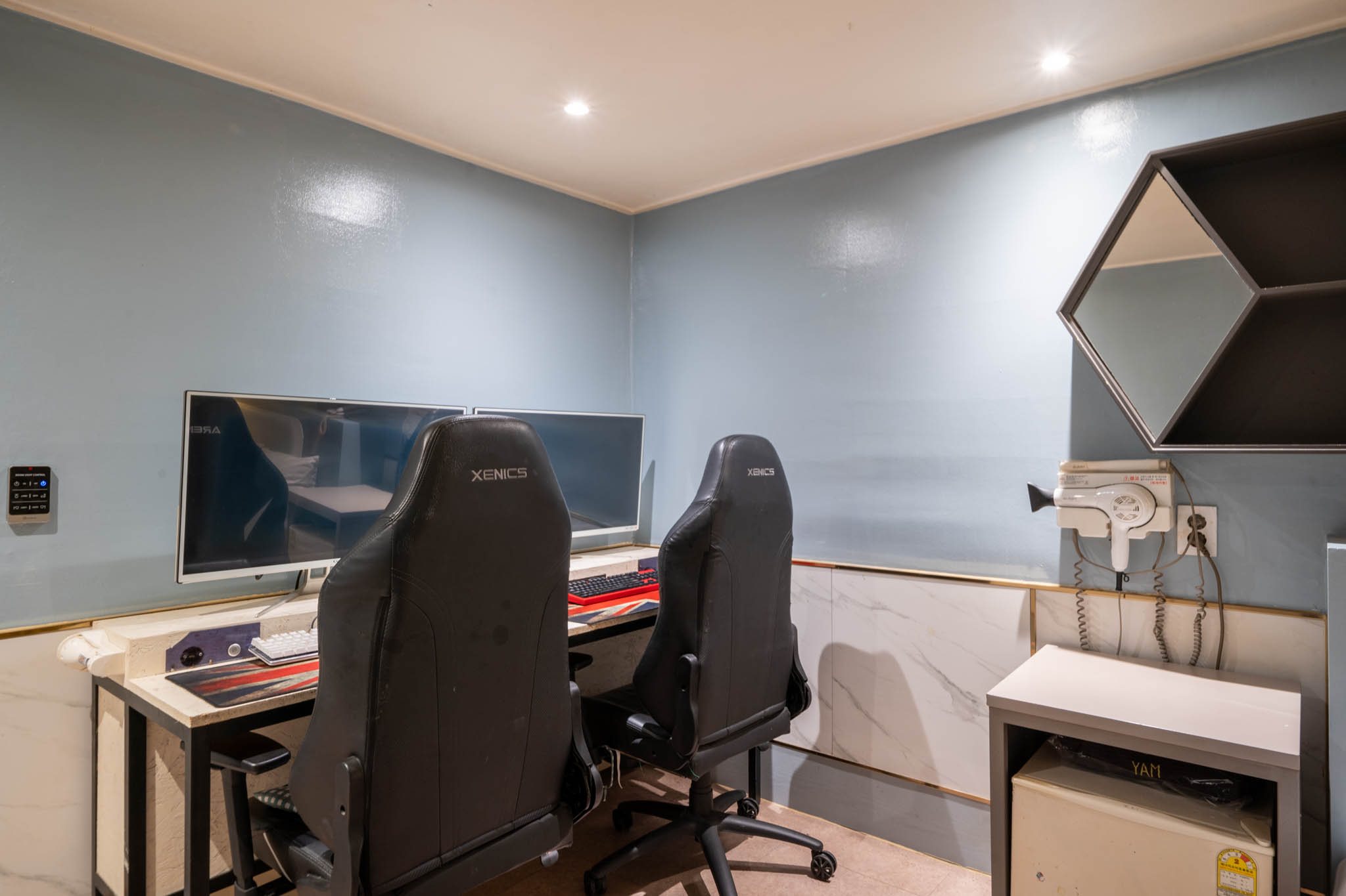 room detail thumbnail 2