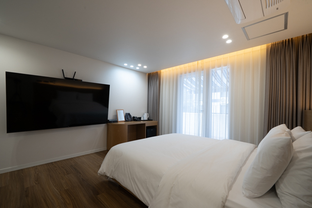 프리미엄 테라스 (2025년 7월 GRAND OEPN)(OTT 6종 무료시청, 비데, 호텔식침구, 75인치 TV, 대형욕조)