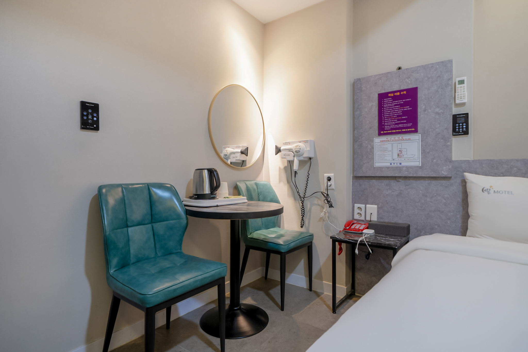 room detail thumbnail 2