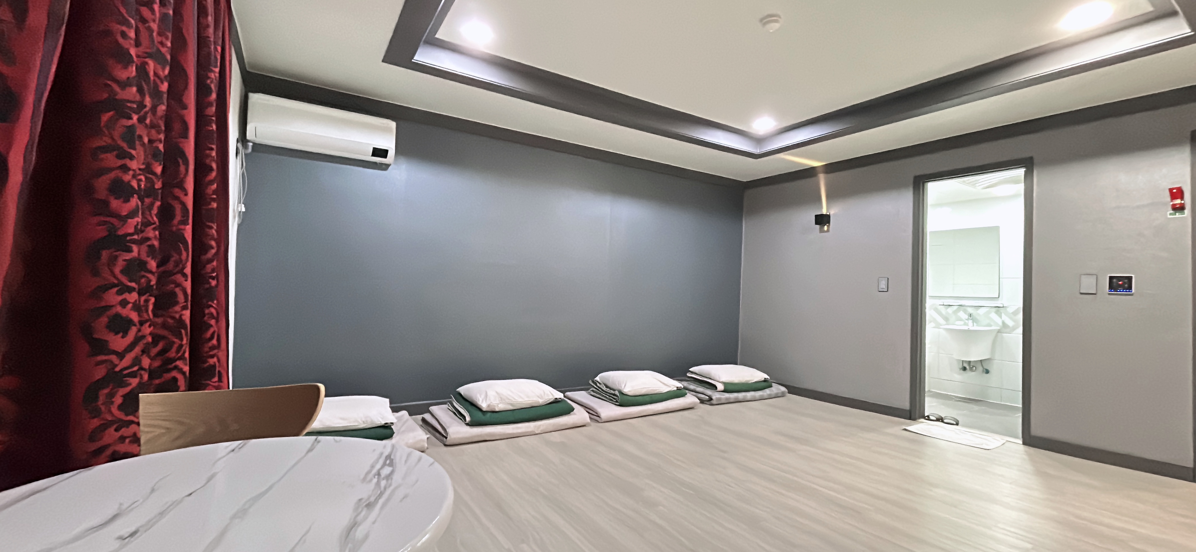 room detail thumbnail 2