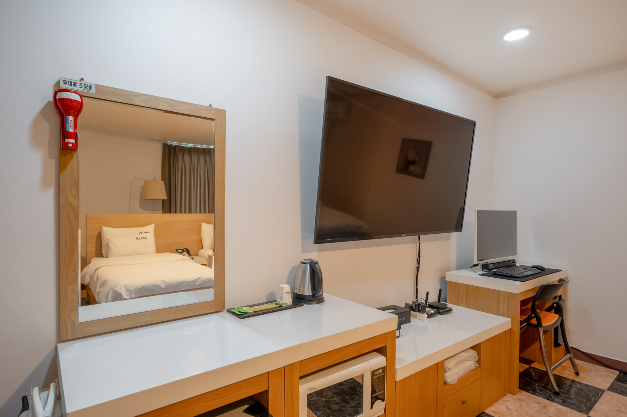 room detail thumbnail 2