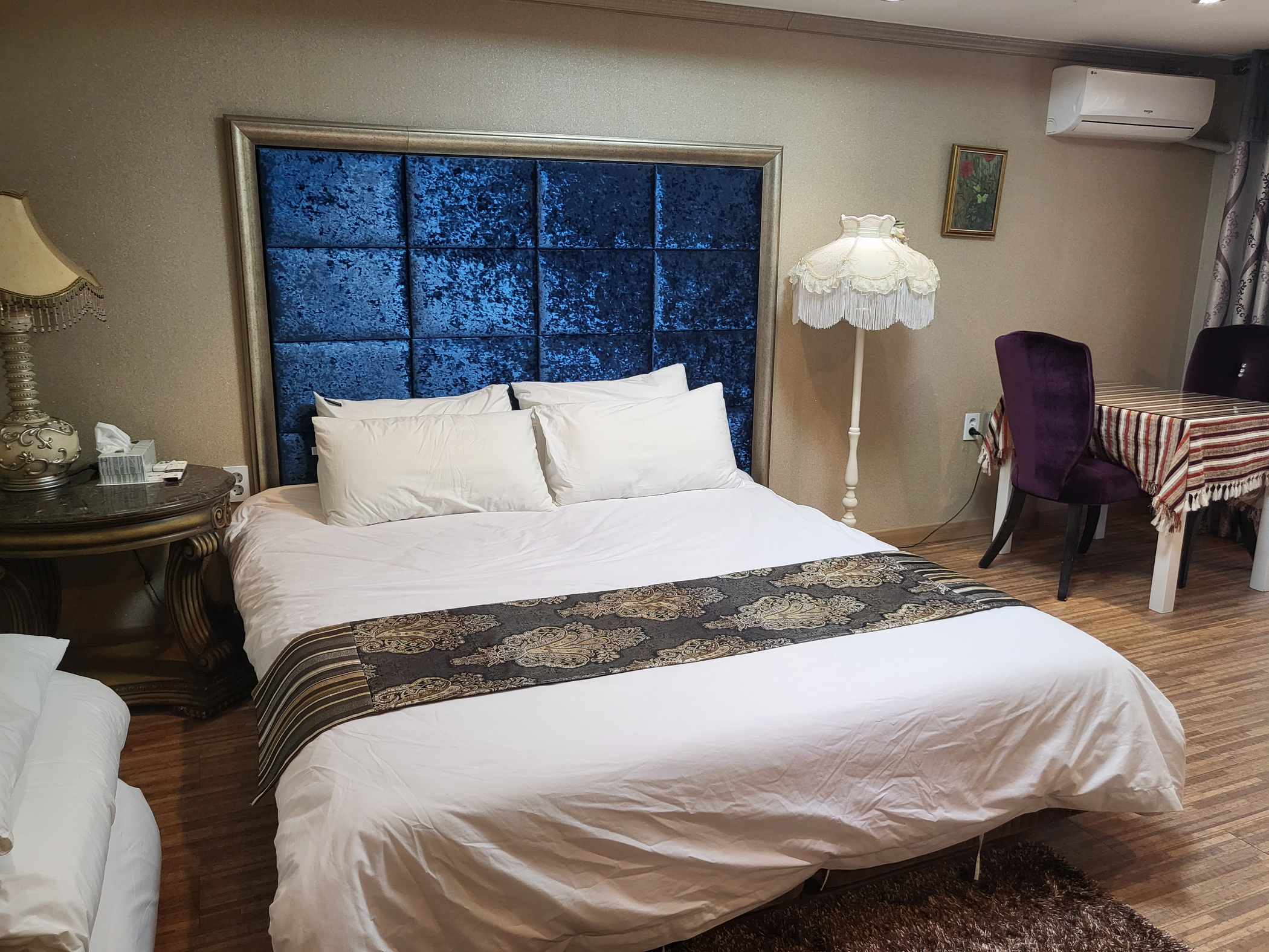 room detail thumbnail 2