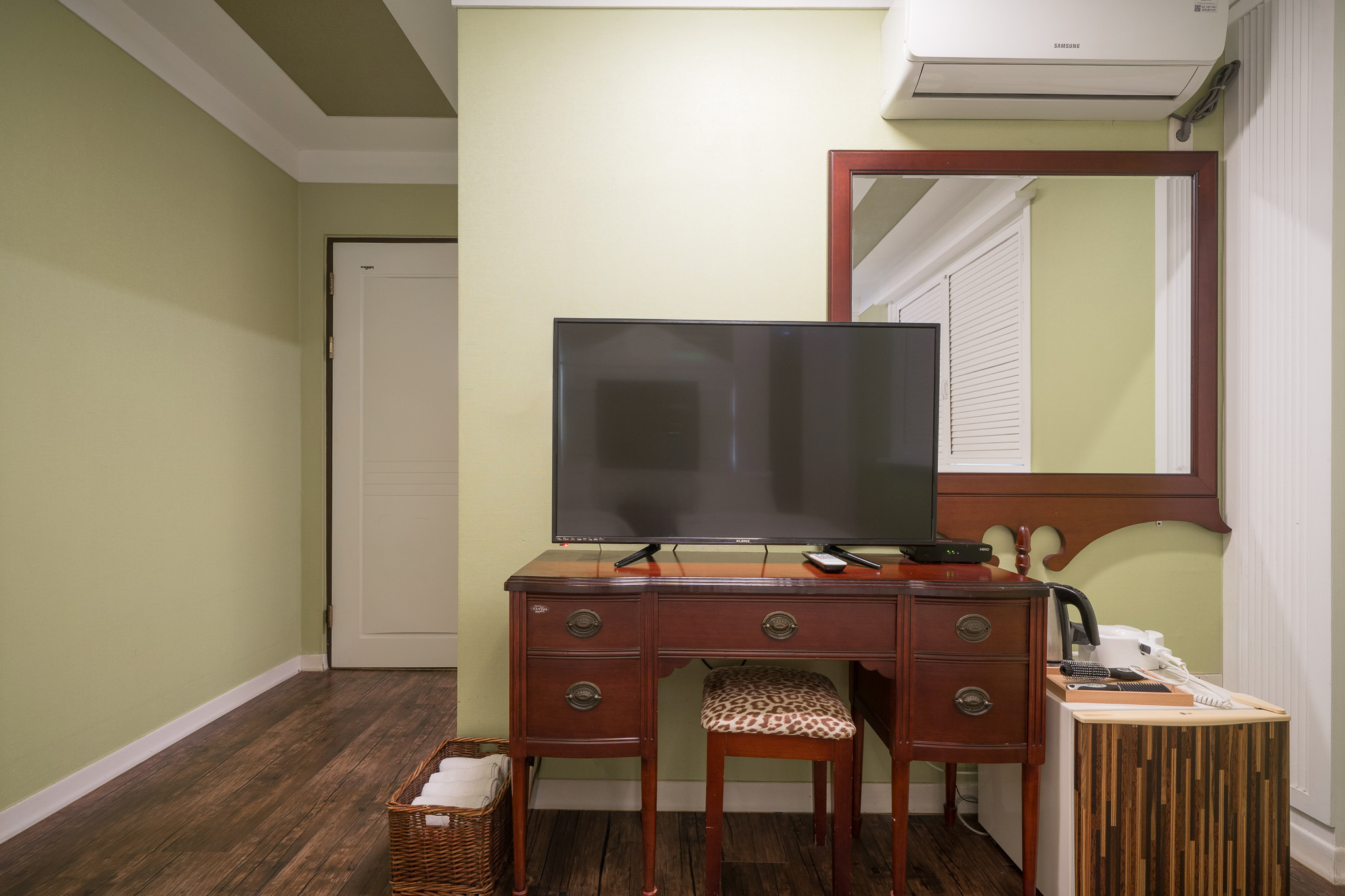 room detail thumbnail 2