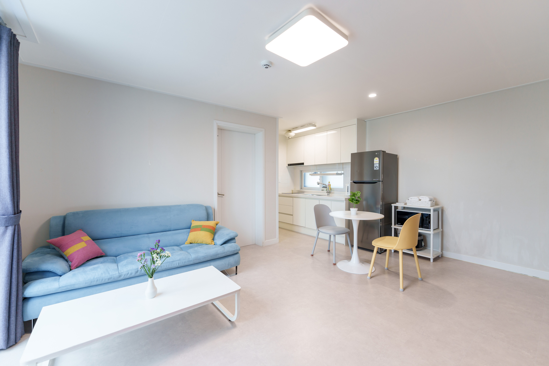 room detail thumbnail 2