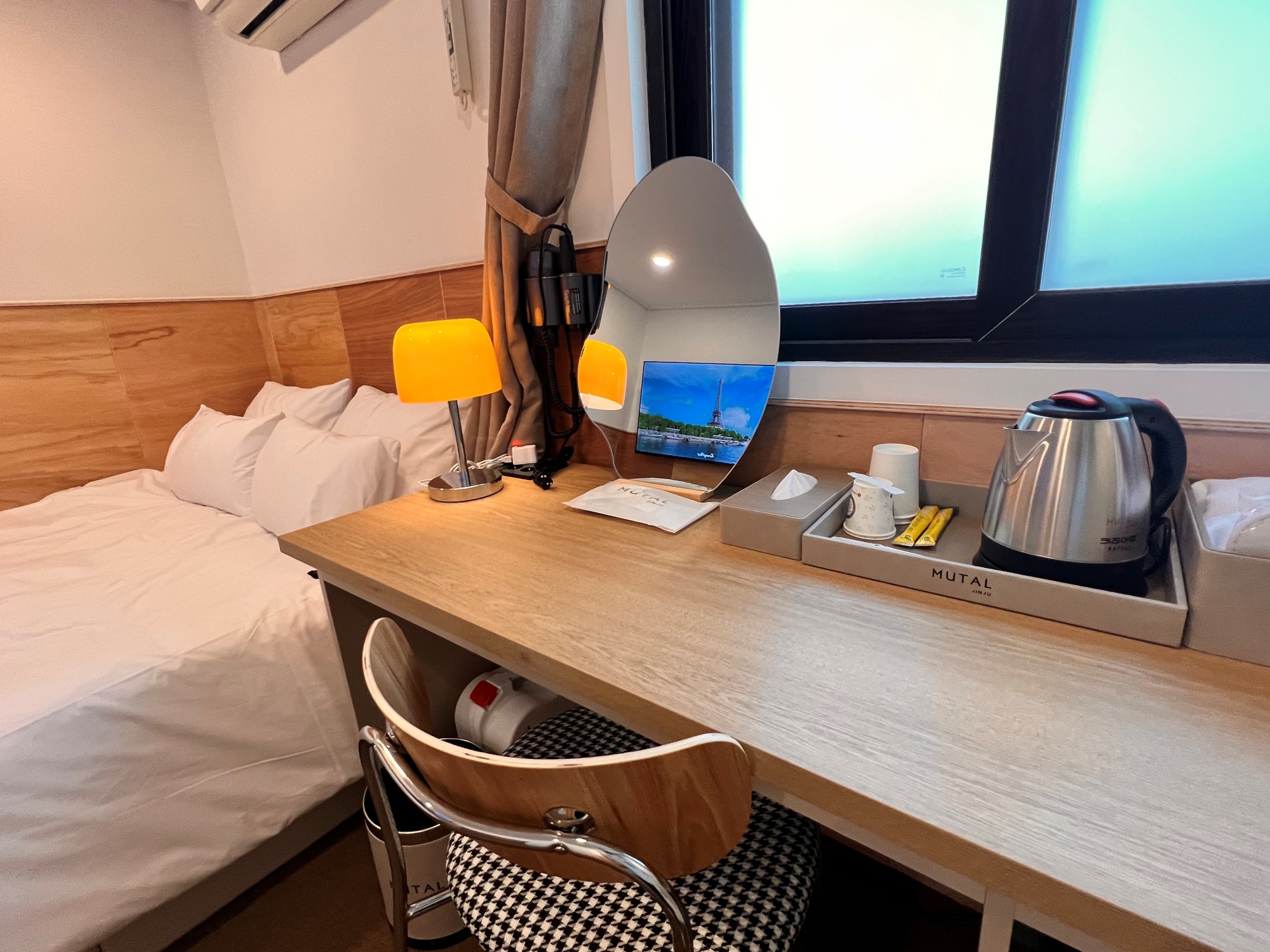 room detail thumbnail 2