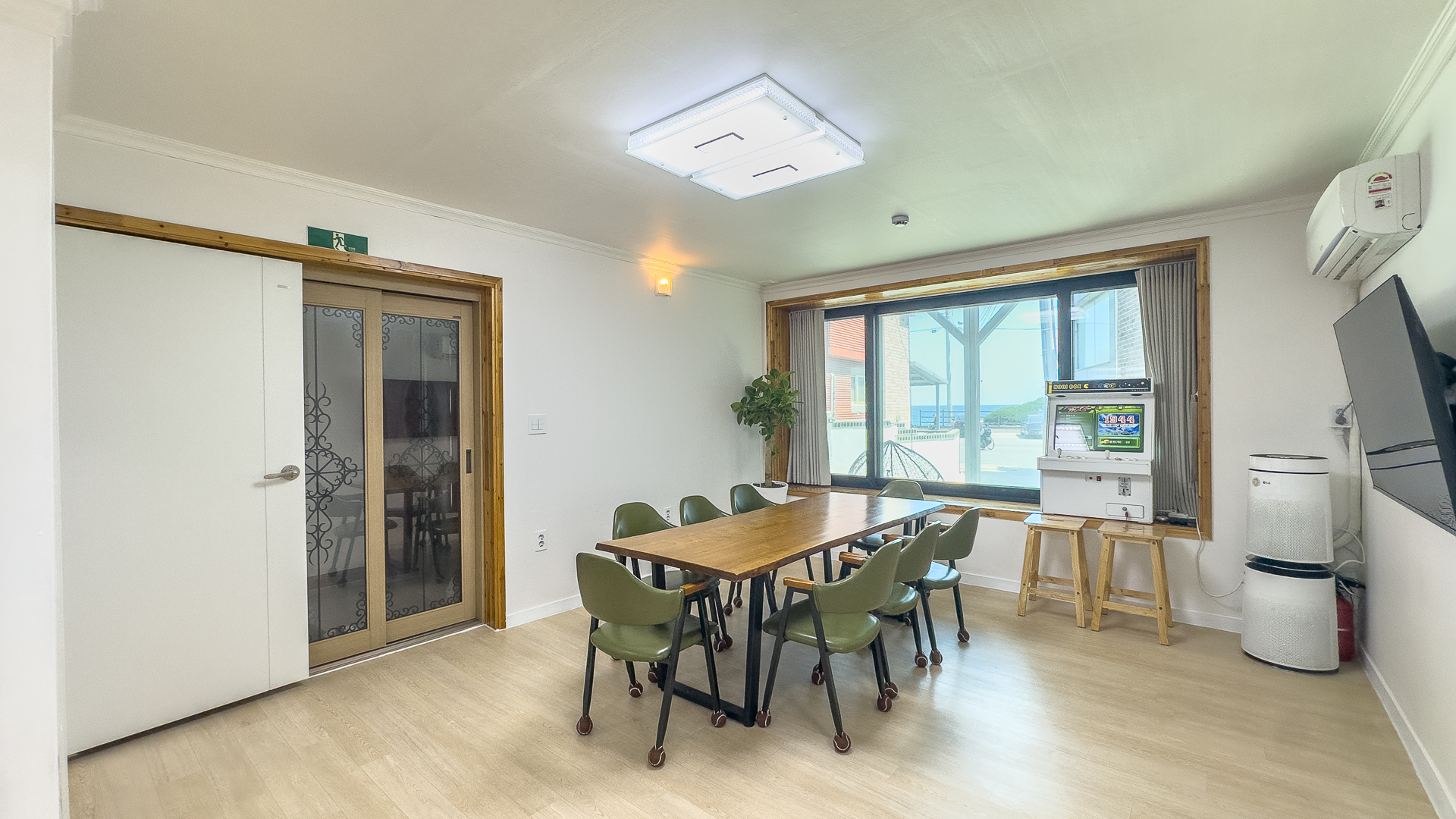 room detail thumbnail 2