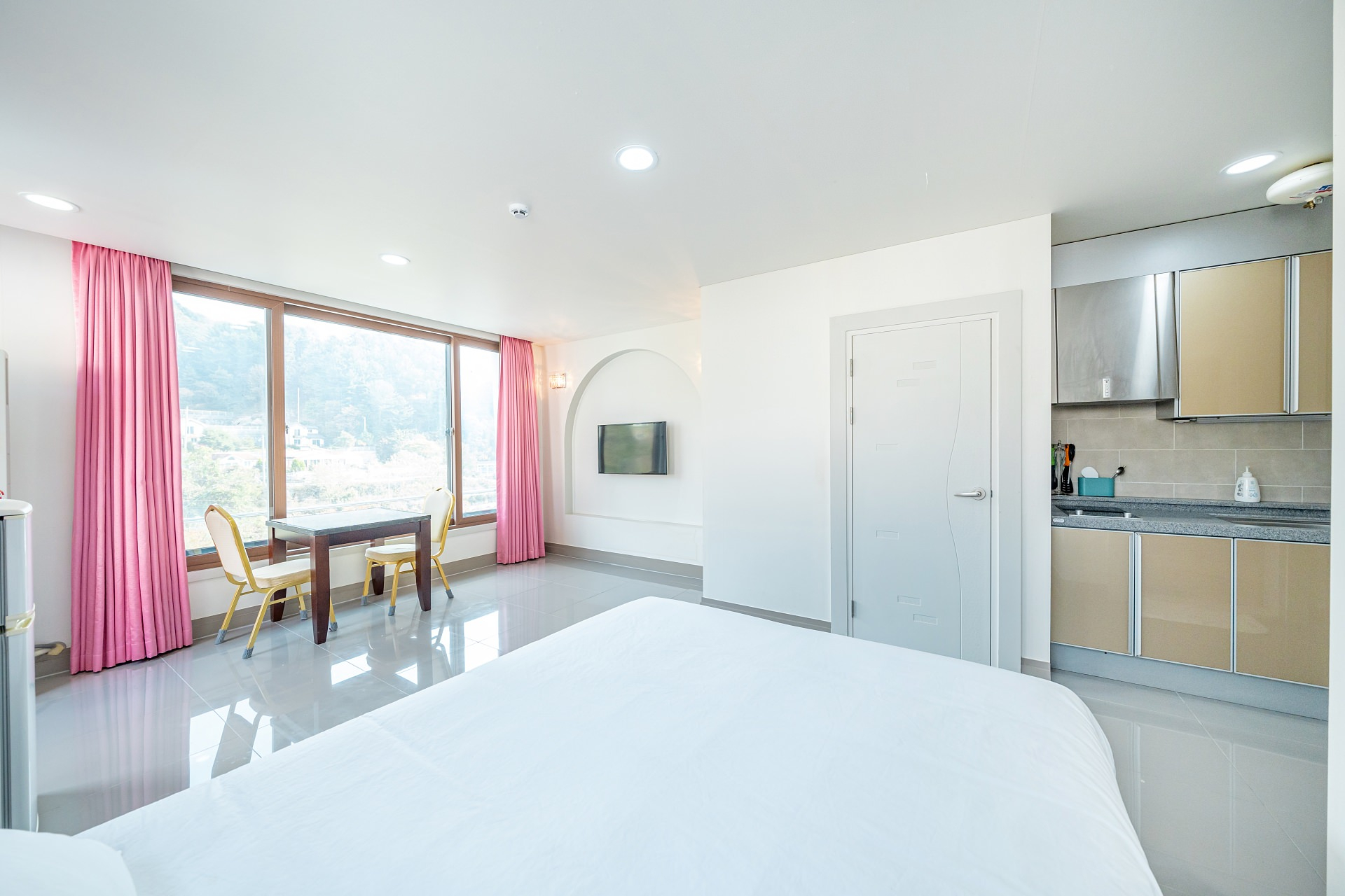 room detail thumbnail 2
