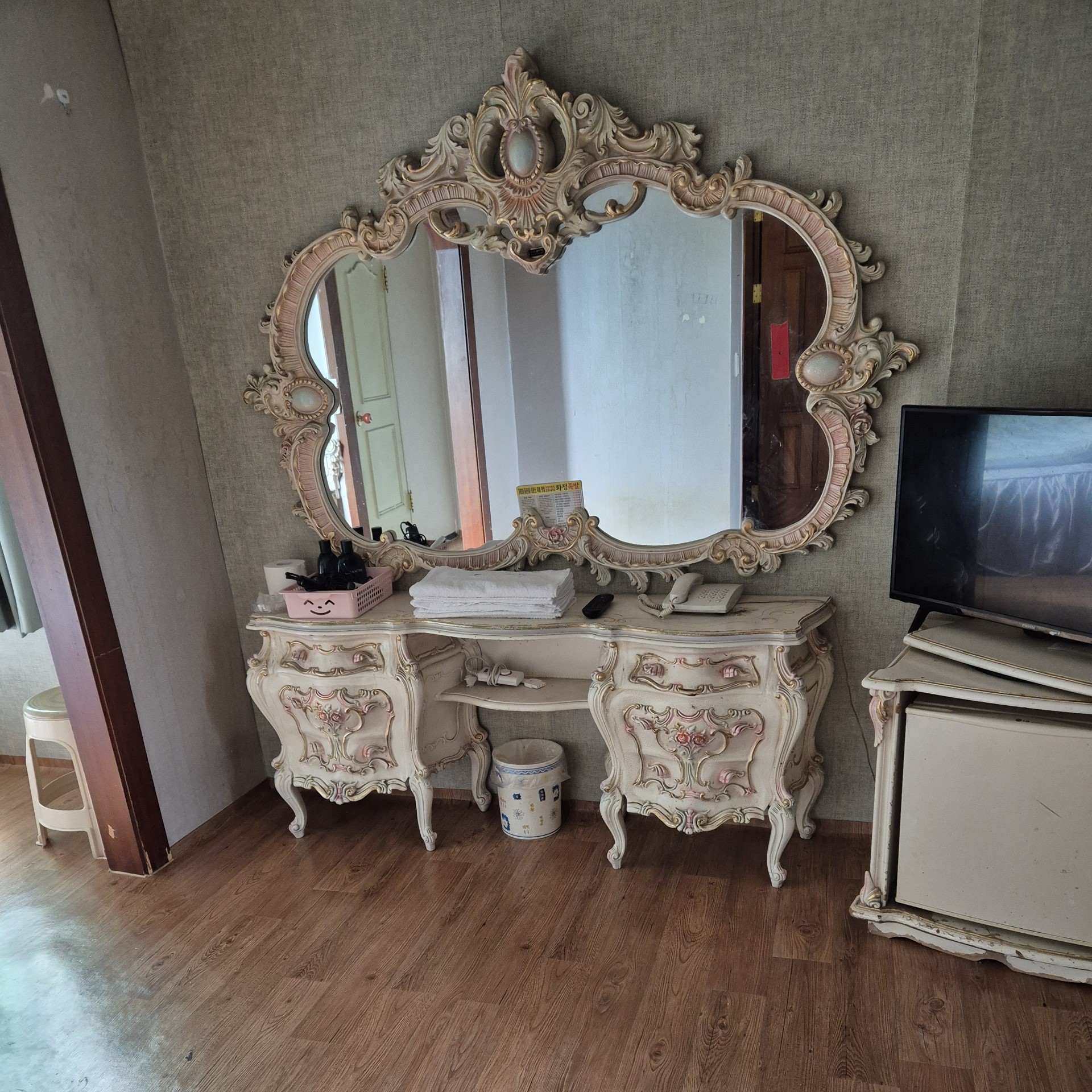 room detail thumbnail 2