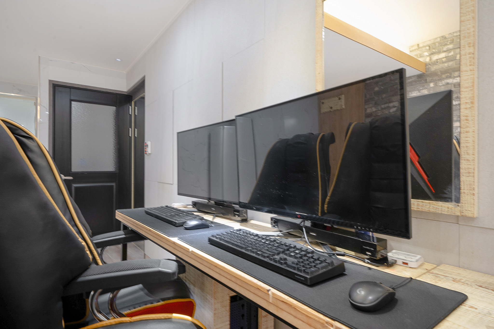 room detail thumbnail 2