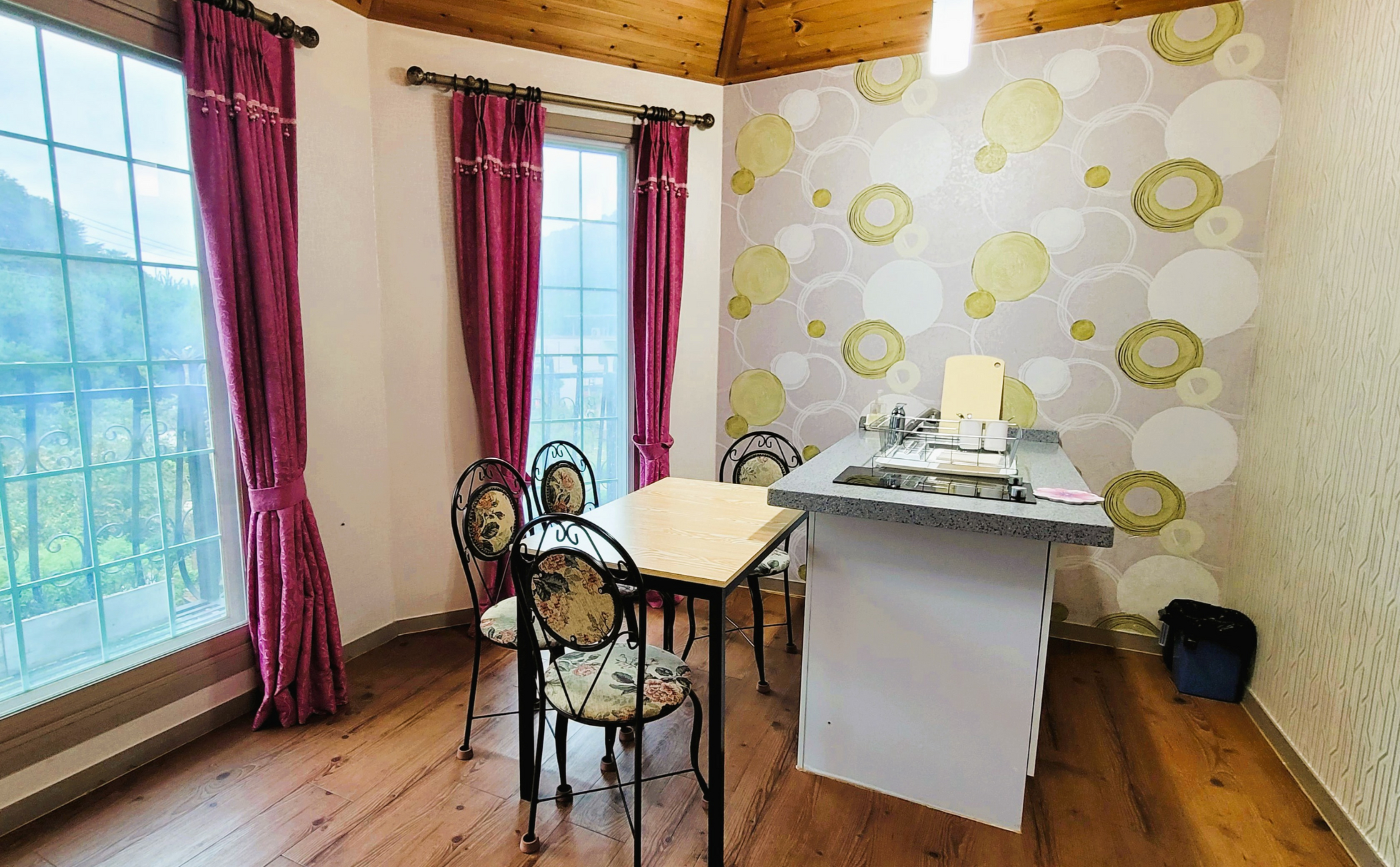 room detail thumbnail 2