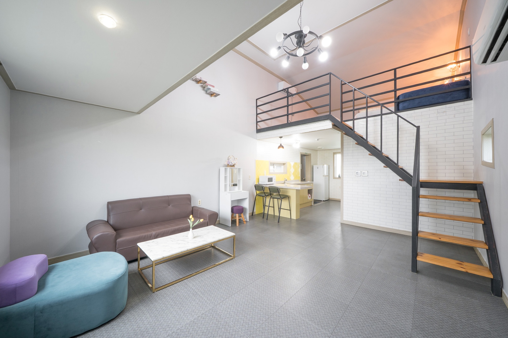 room detail thumbnail 2