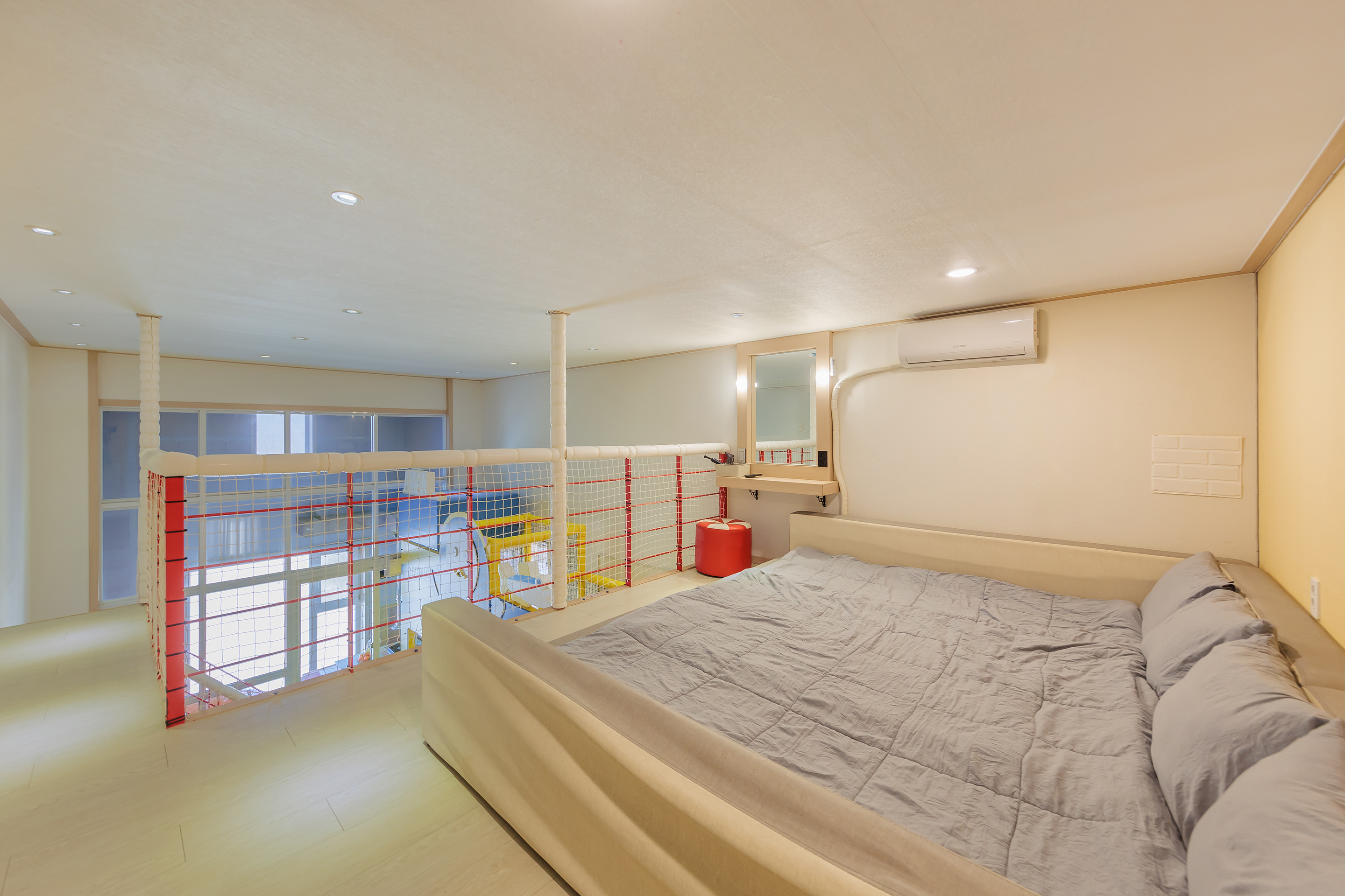 room detail thumbnail 2