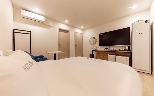 room detail thumbnail 2