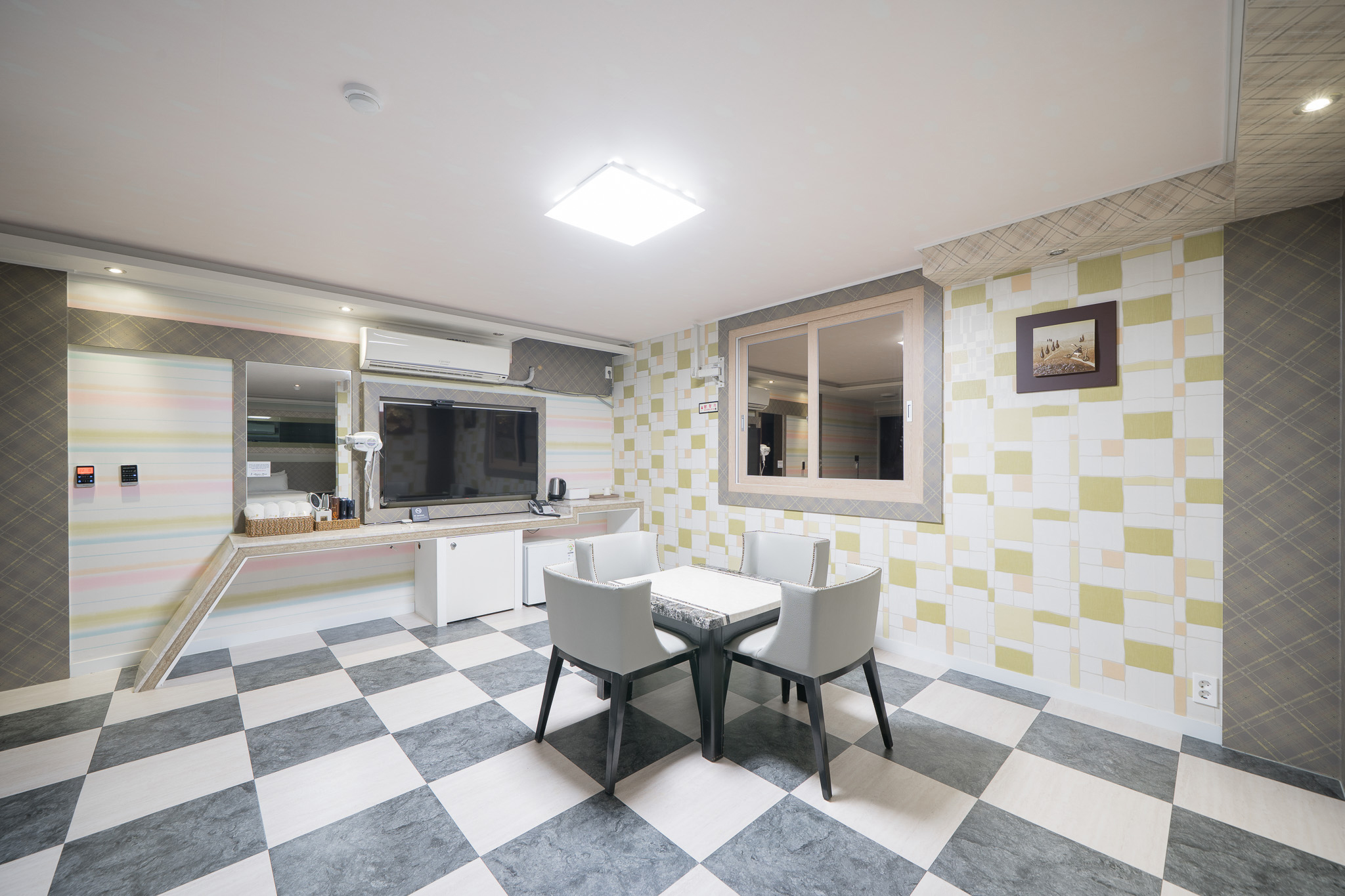 room detail thumbnail 1