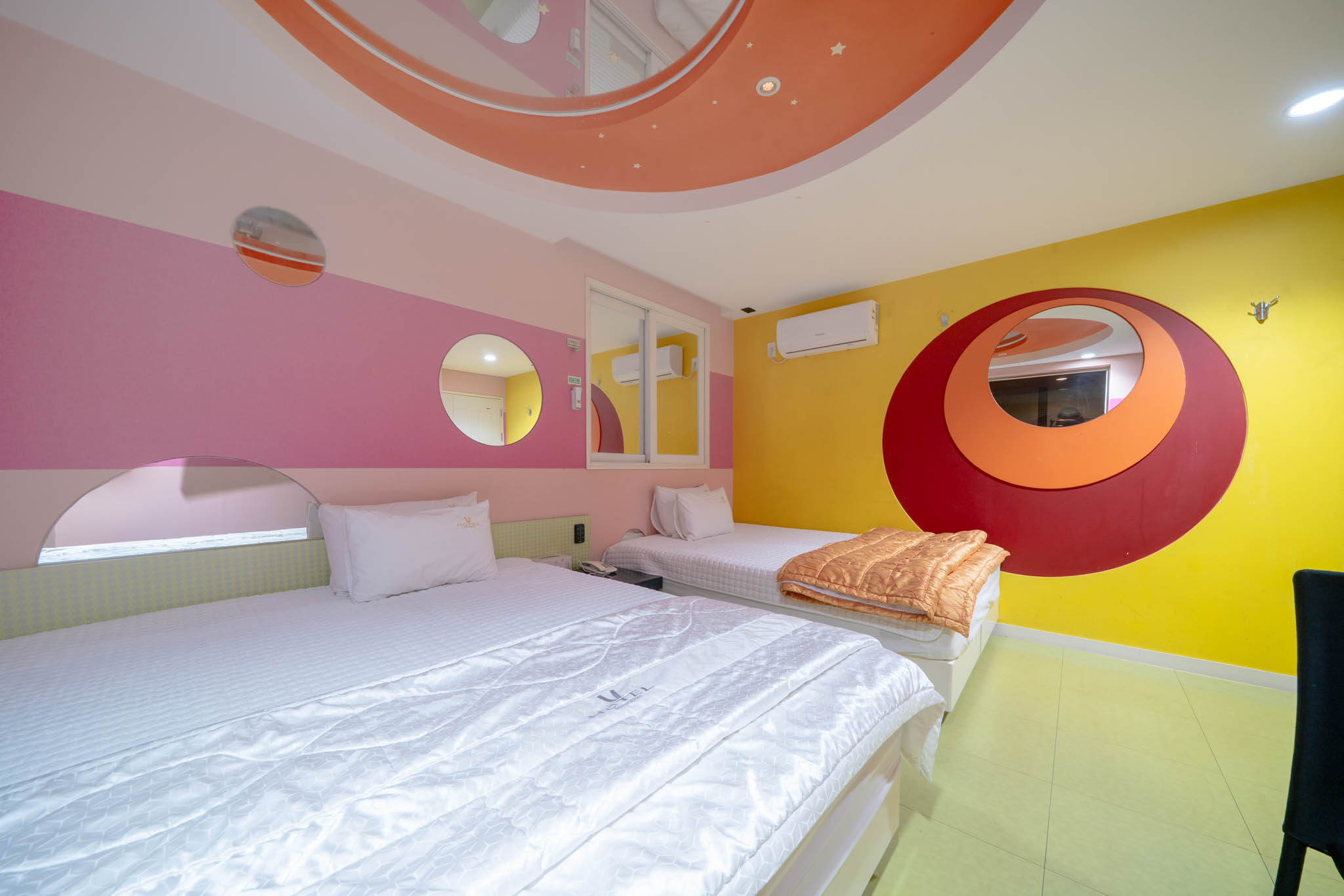 room detail thumbnail 2