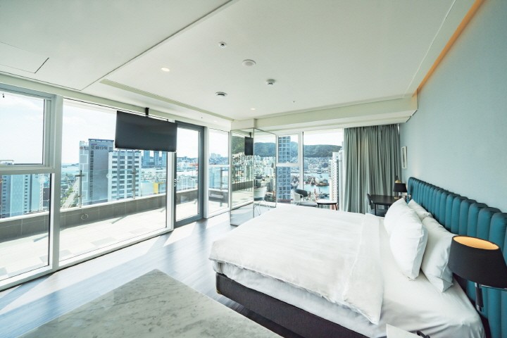 디럭스 하프오션 더블 → 코너 더블 시티 파노라마(무료 업그레이드+24시간 STAY)