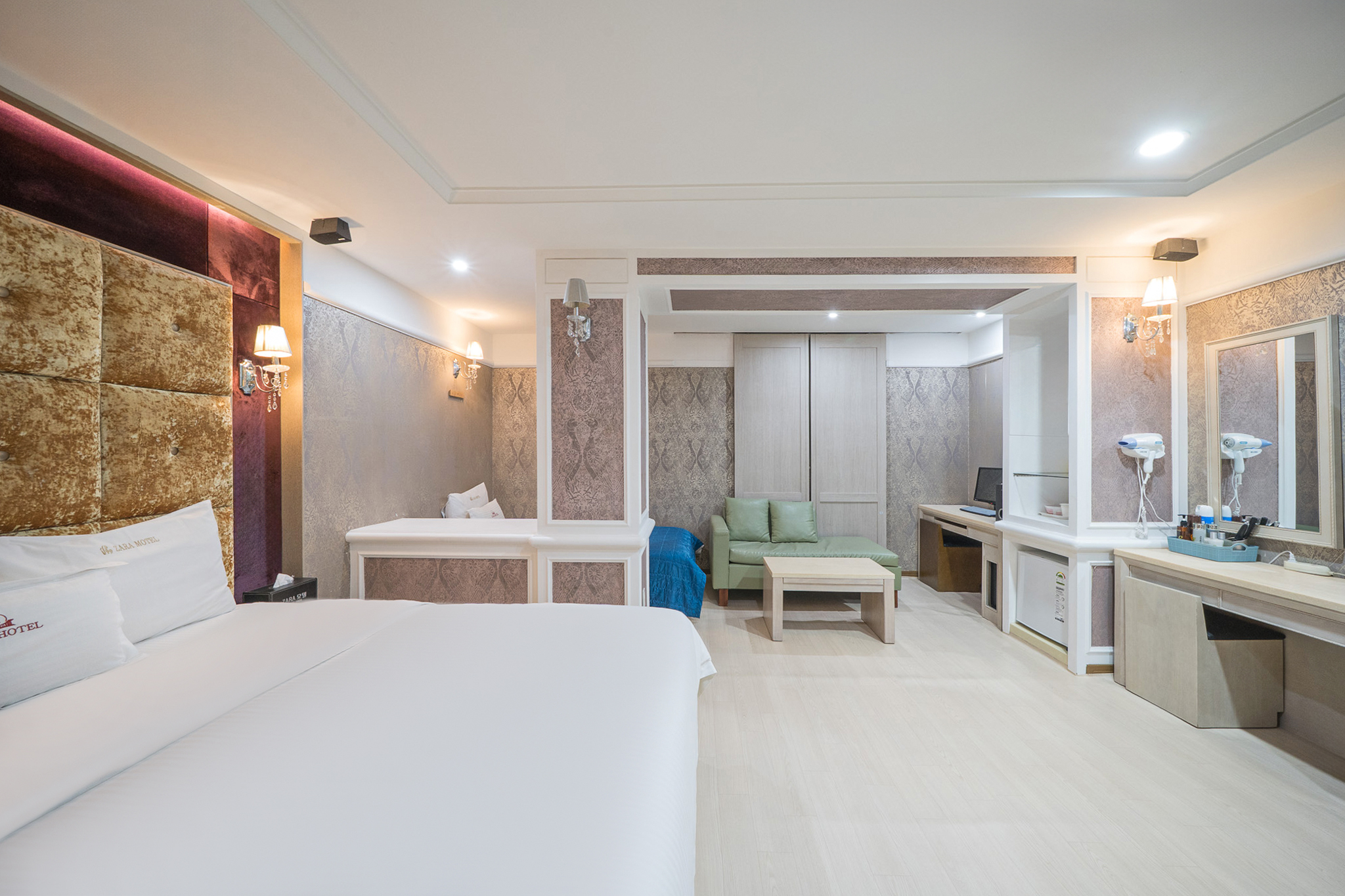 room detail thumbnail 2