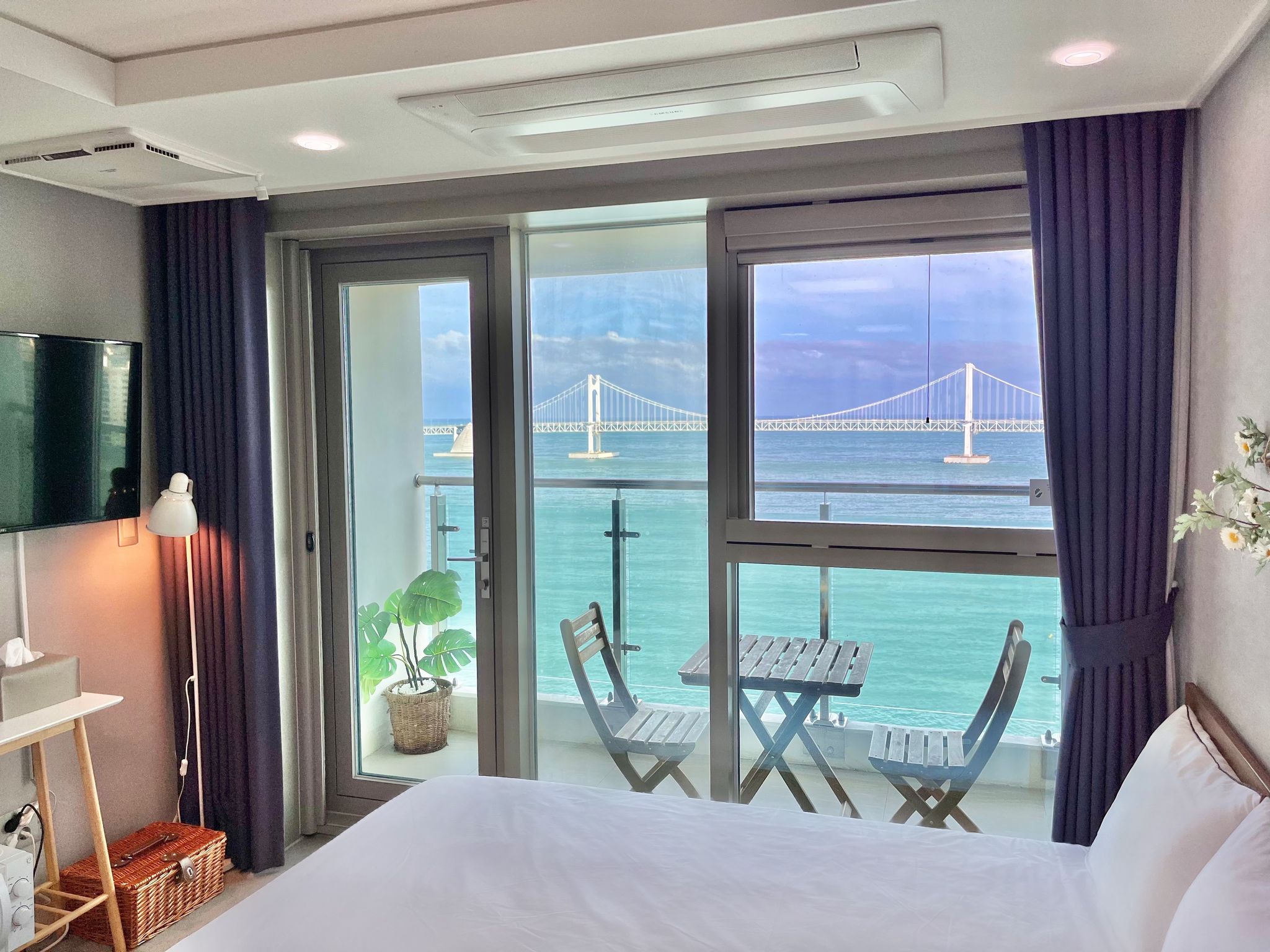 room detail thumbnail 2