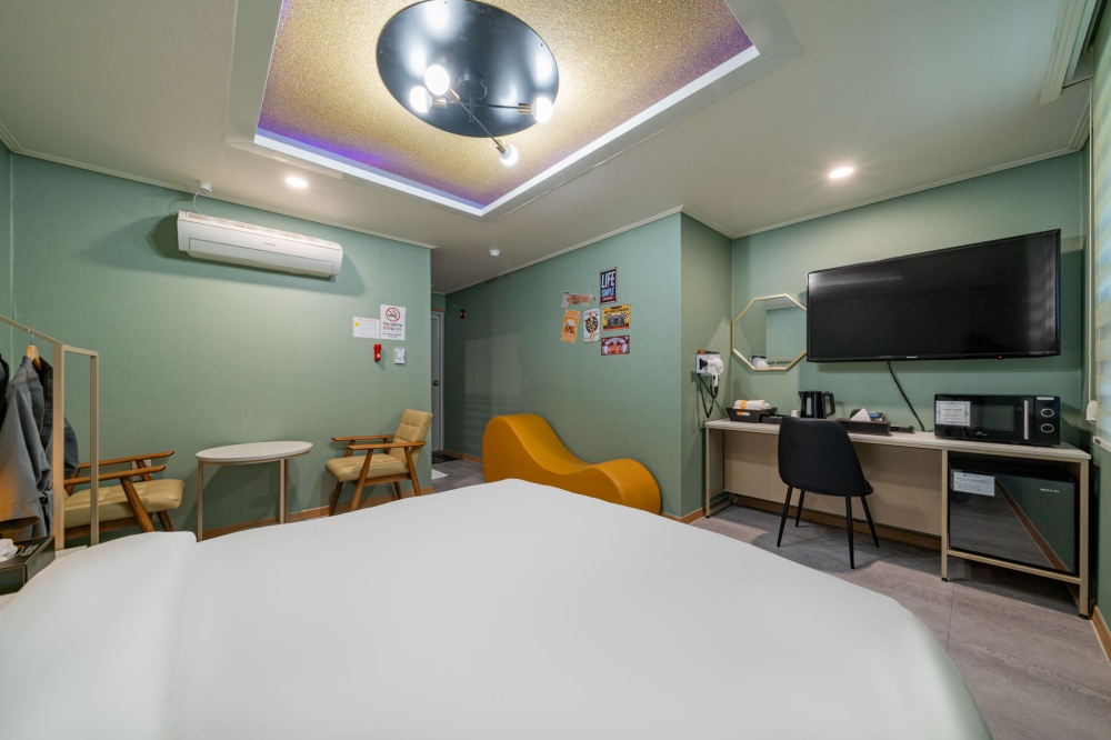 room detail thumbnail 2