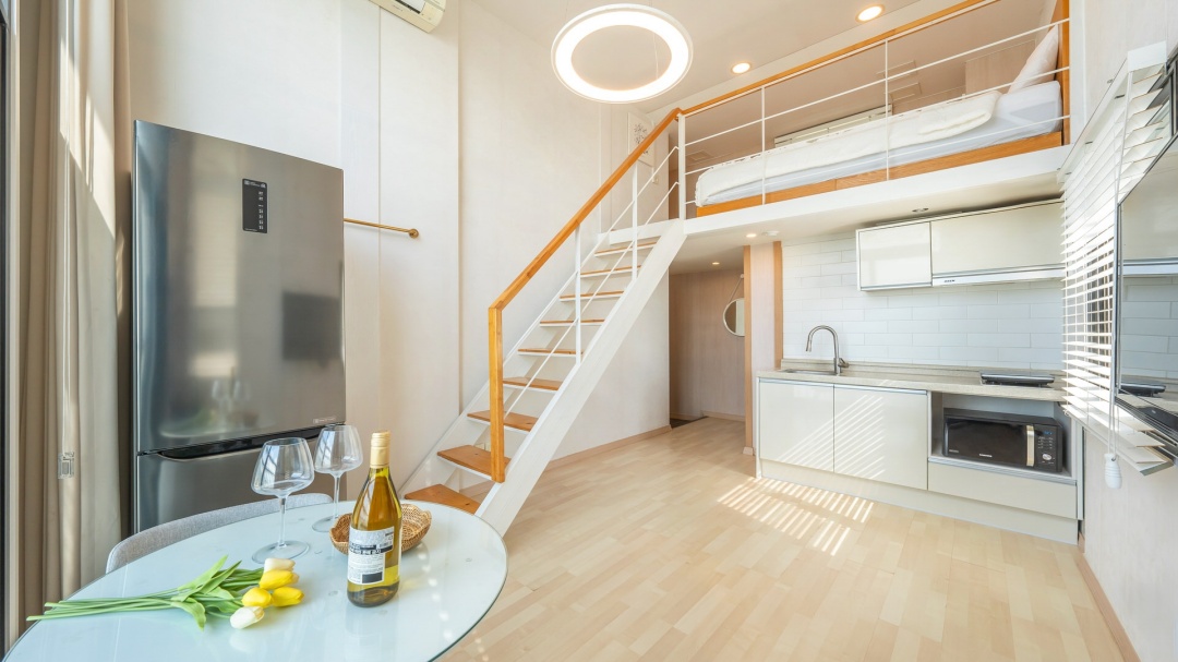 room detail thumbnail 2