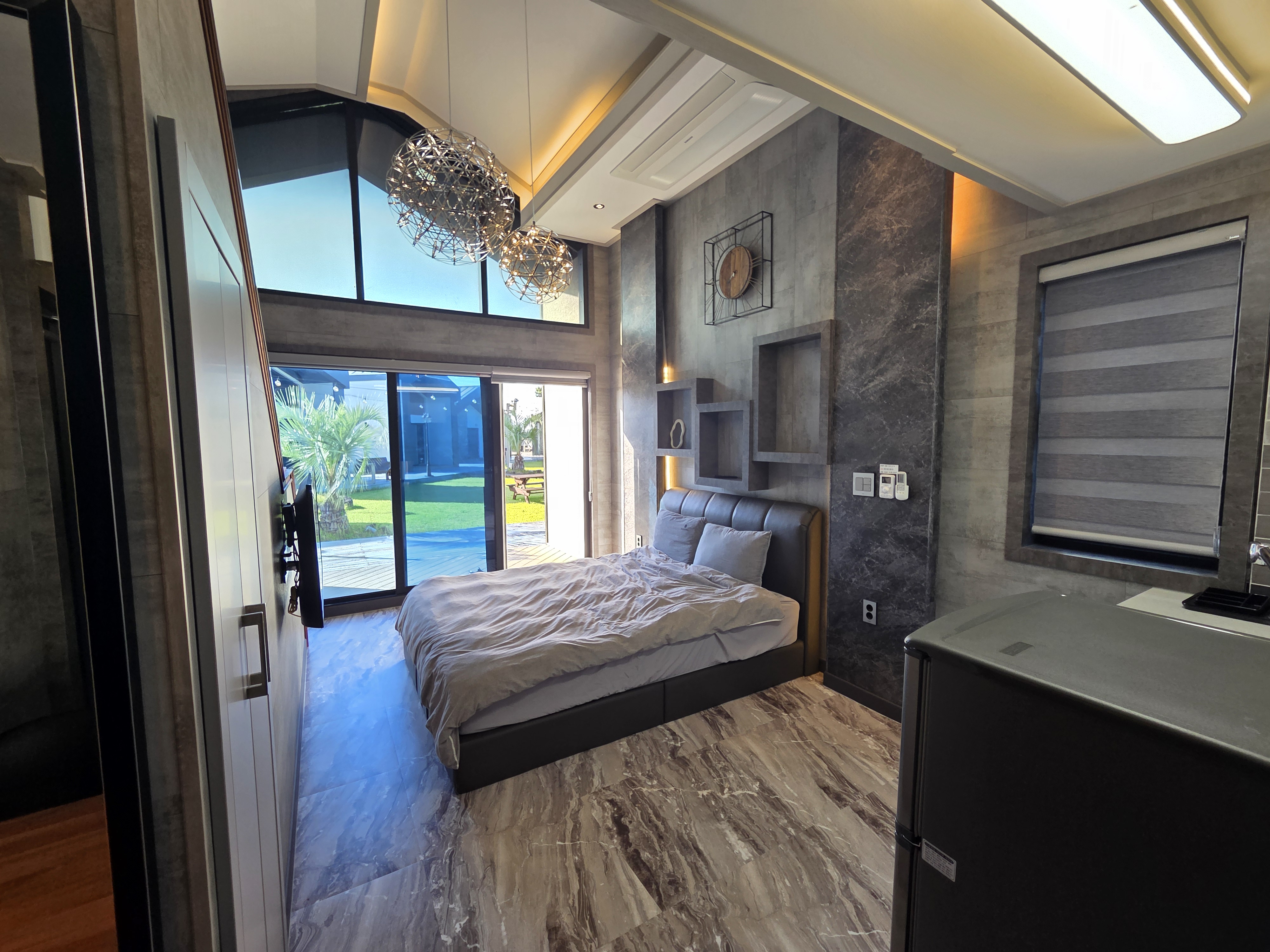 109동 (복층룸))(넓은 층고와 감성적인 인테리어의 복층 구조 형식)