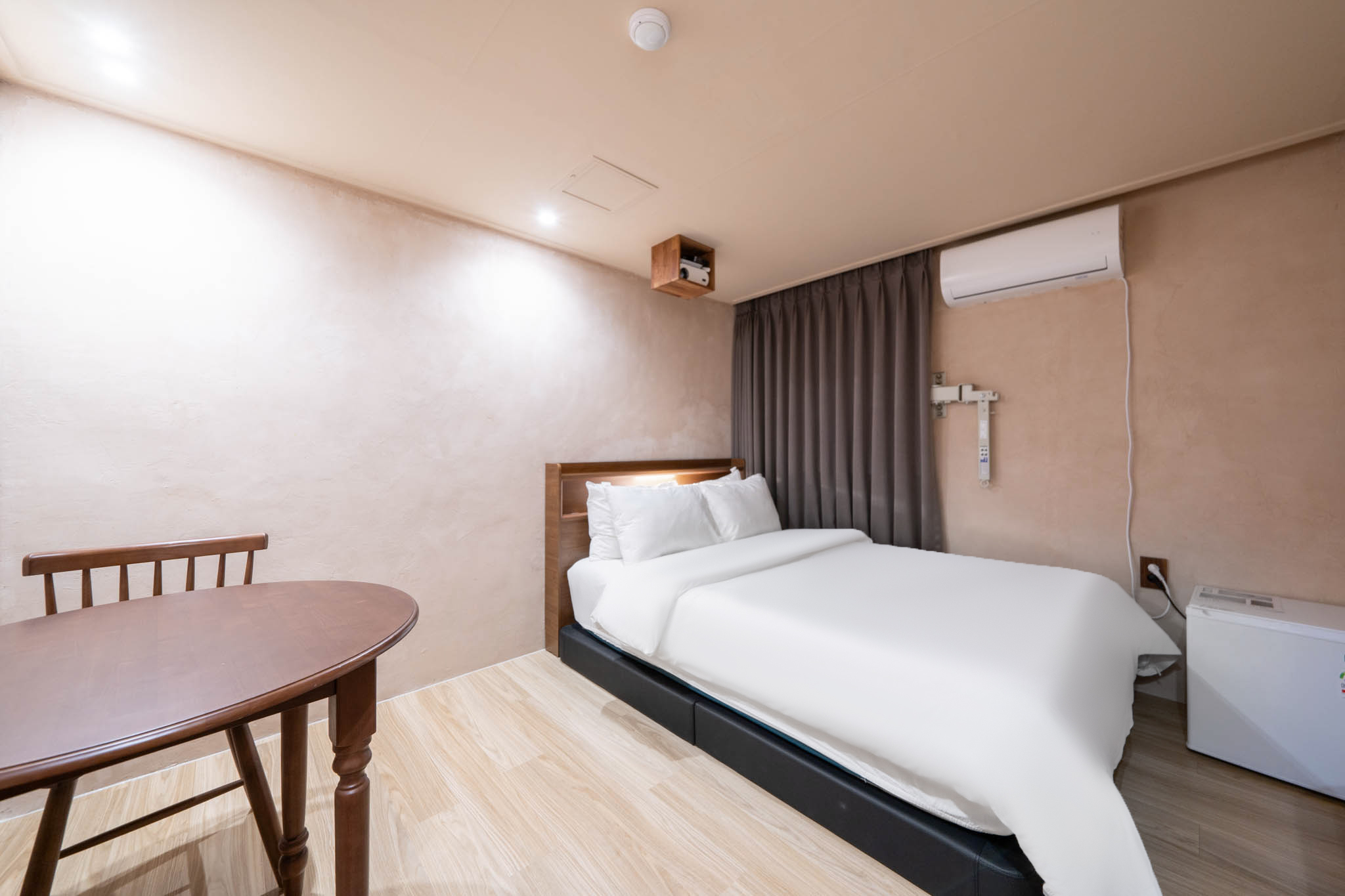 room detail thumbnail 0