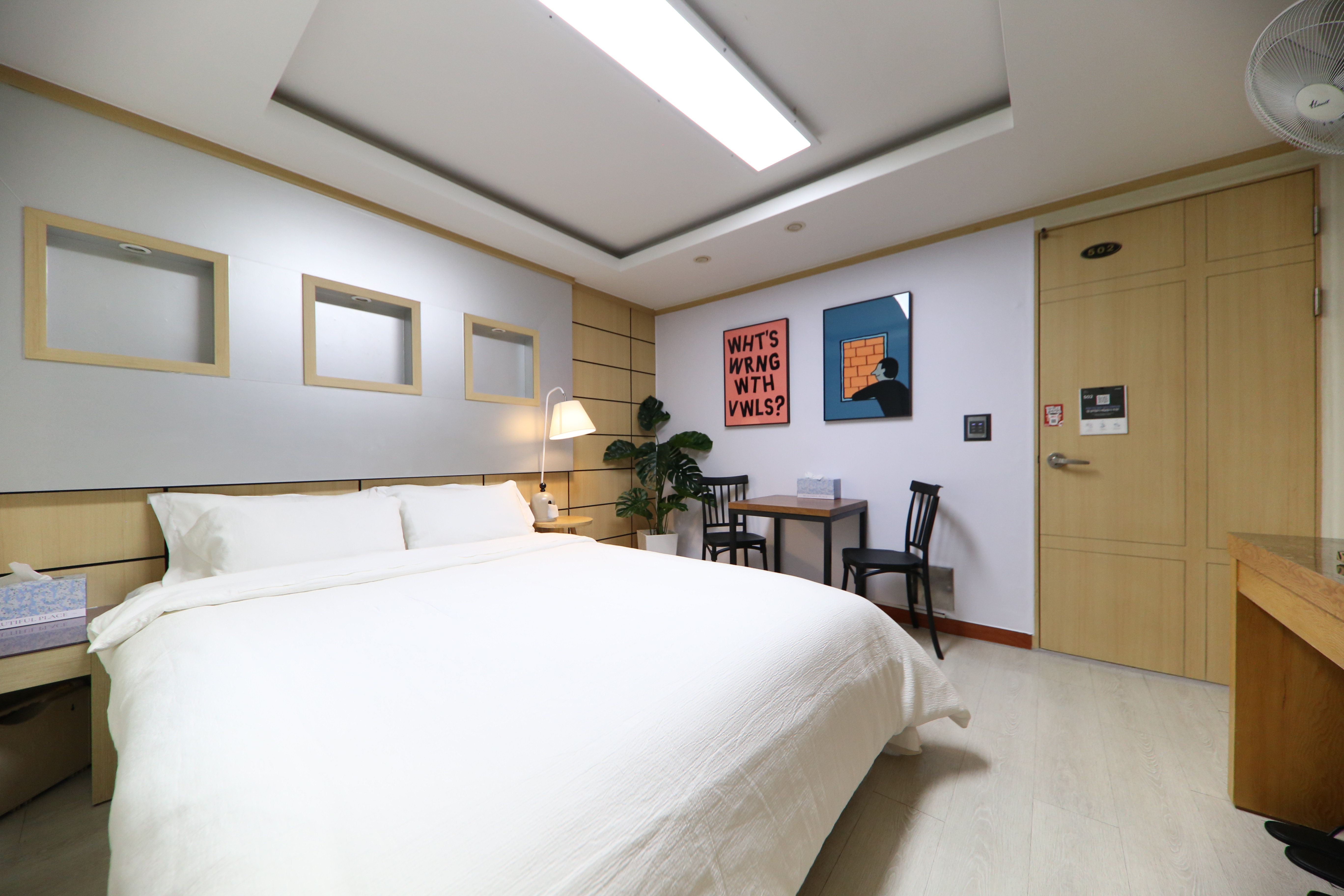 room detail thumbnail 1