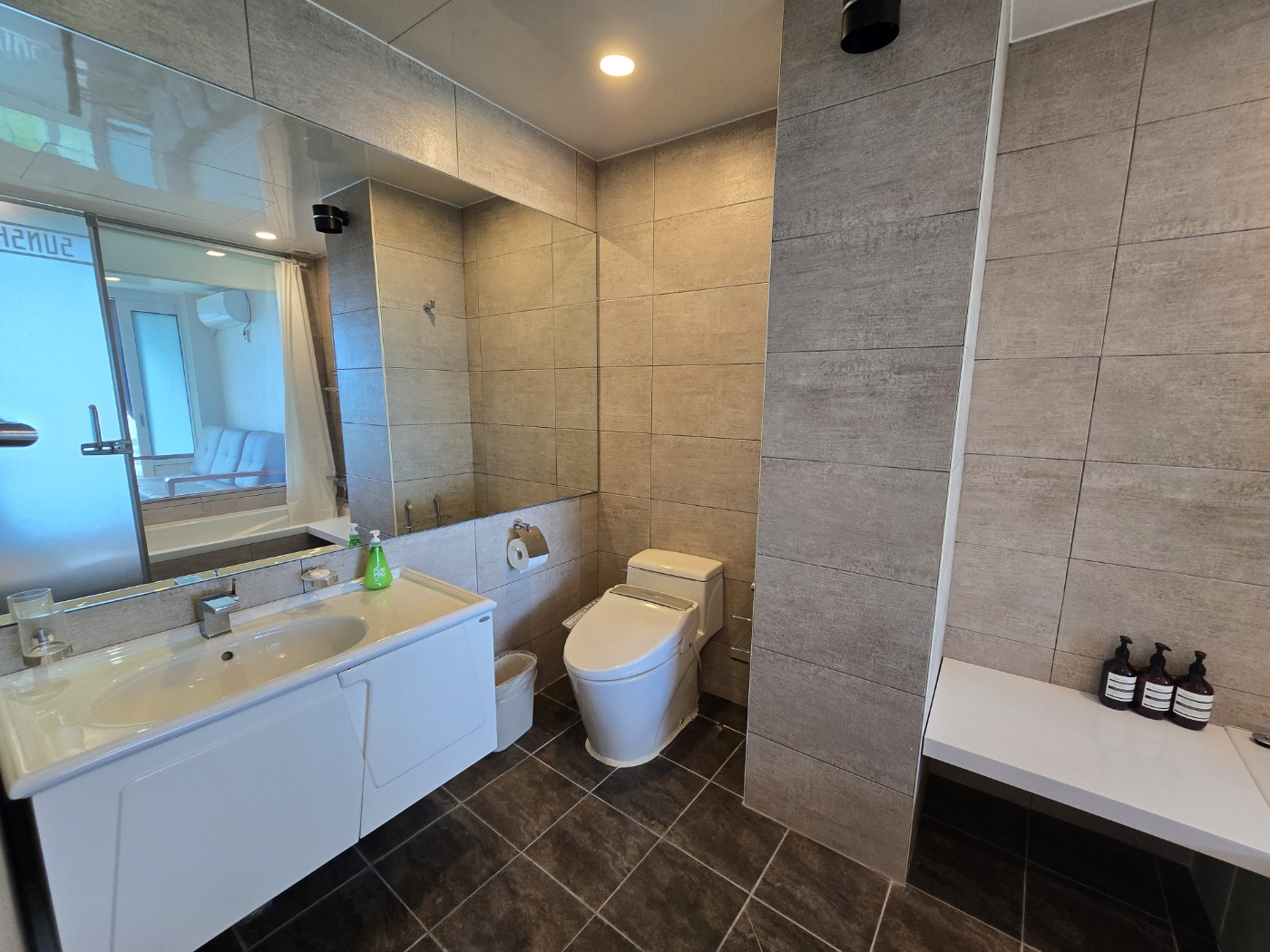 room detail thumbnail 2