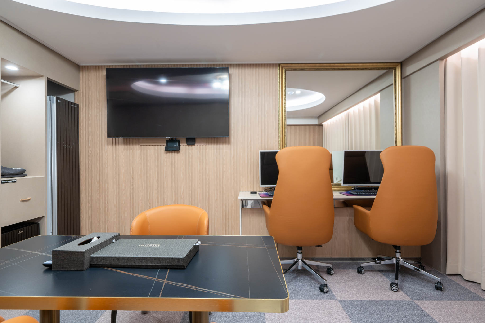 room detail thumbnail 2