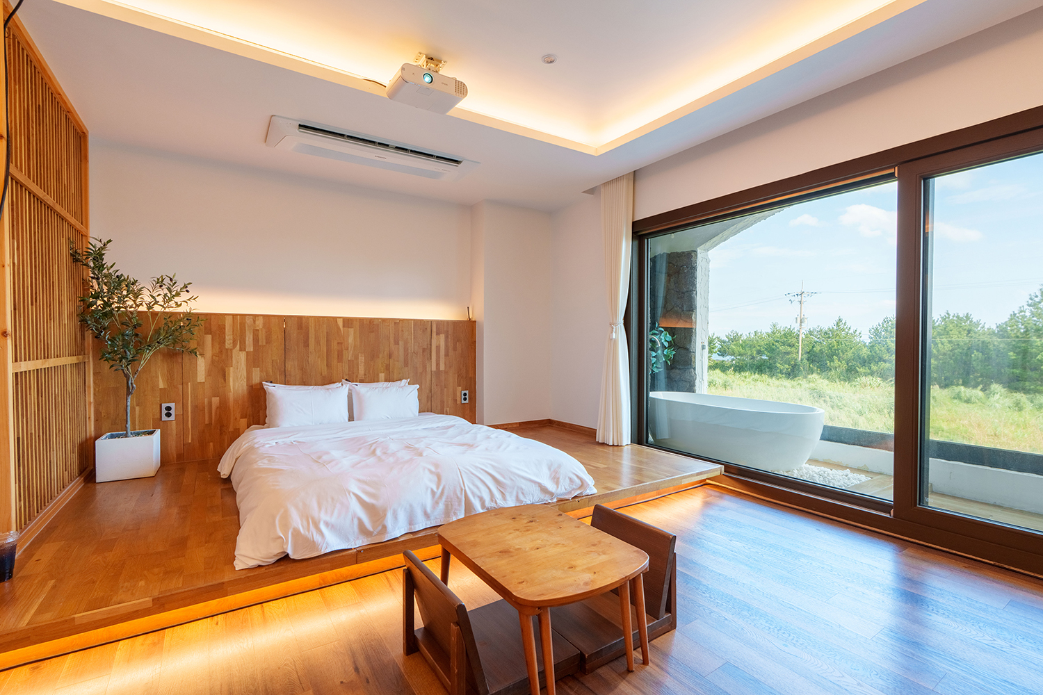 room detail thumbnail 2