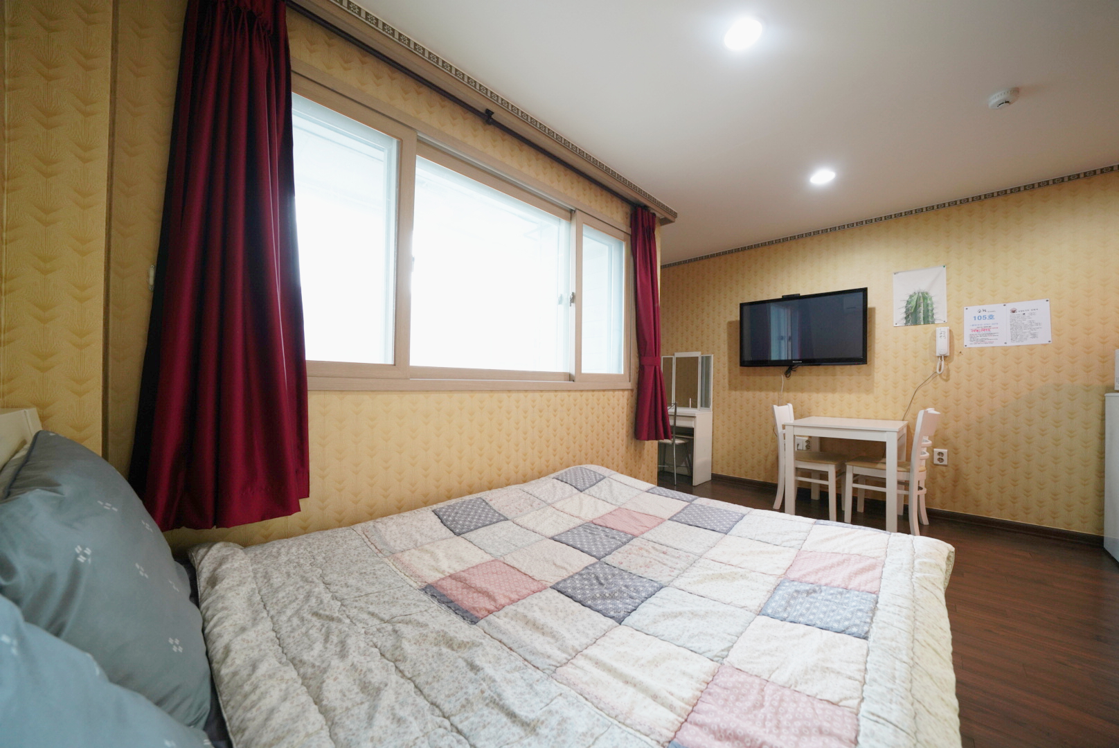 room detail thumbnail 2