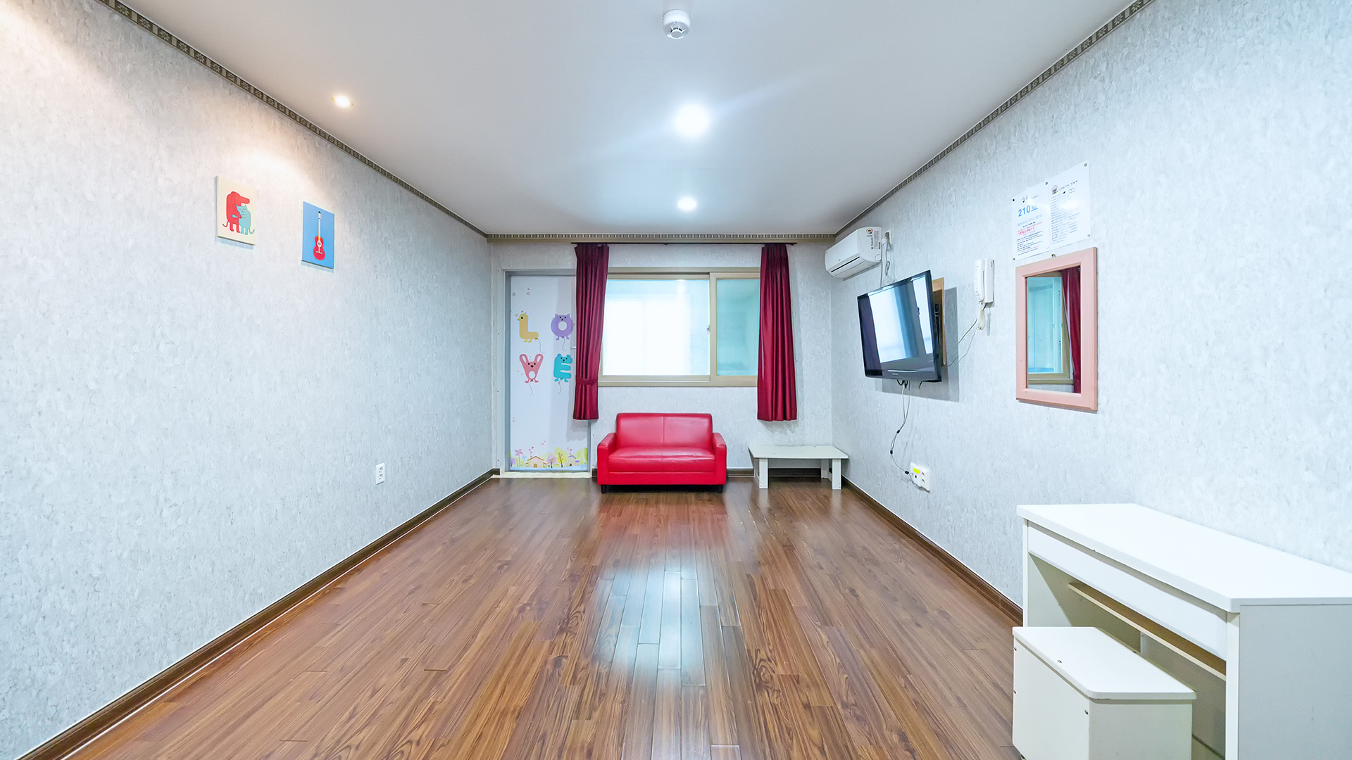 room detail thumbnail 2