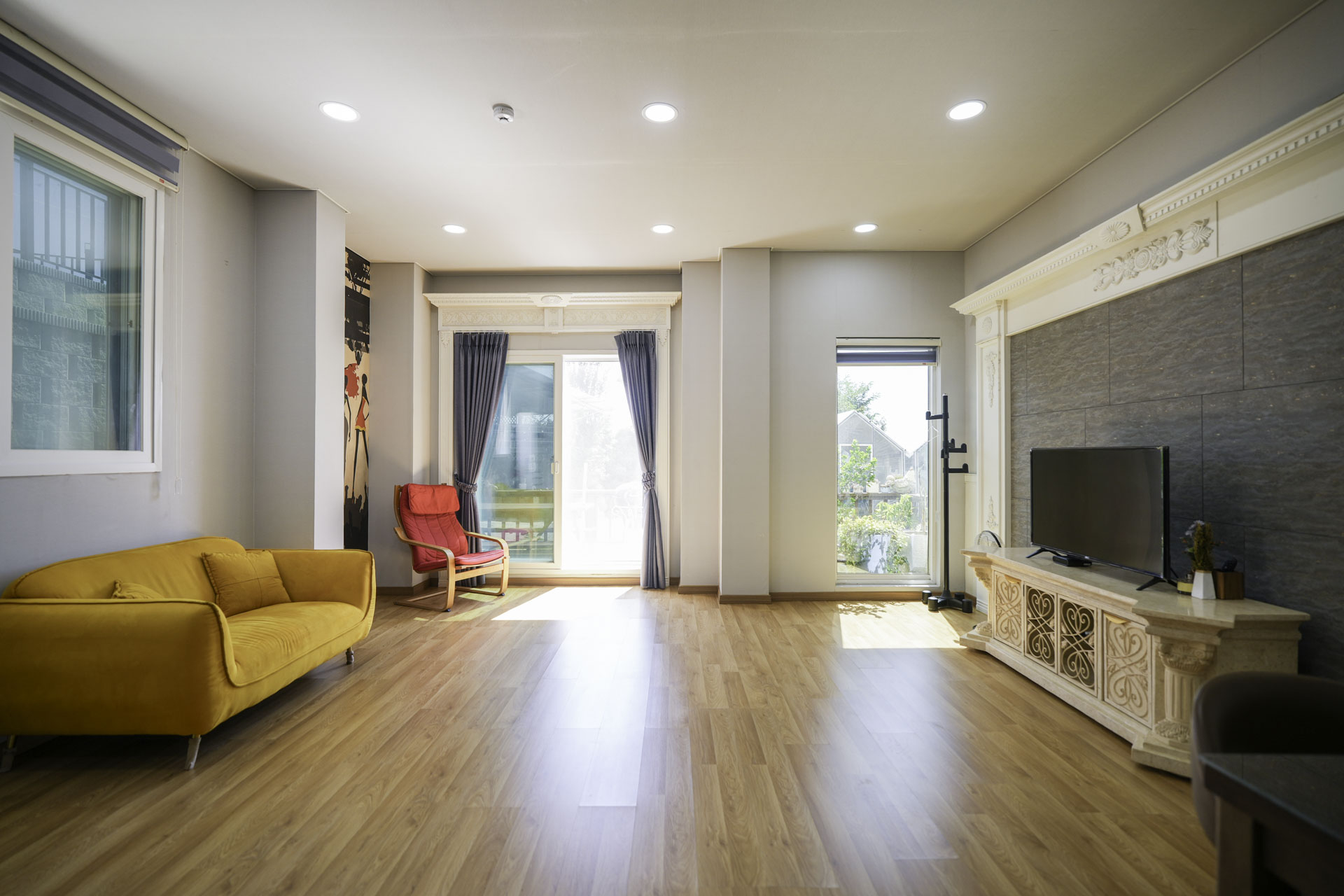 room detail thumbnail 2