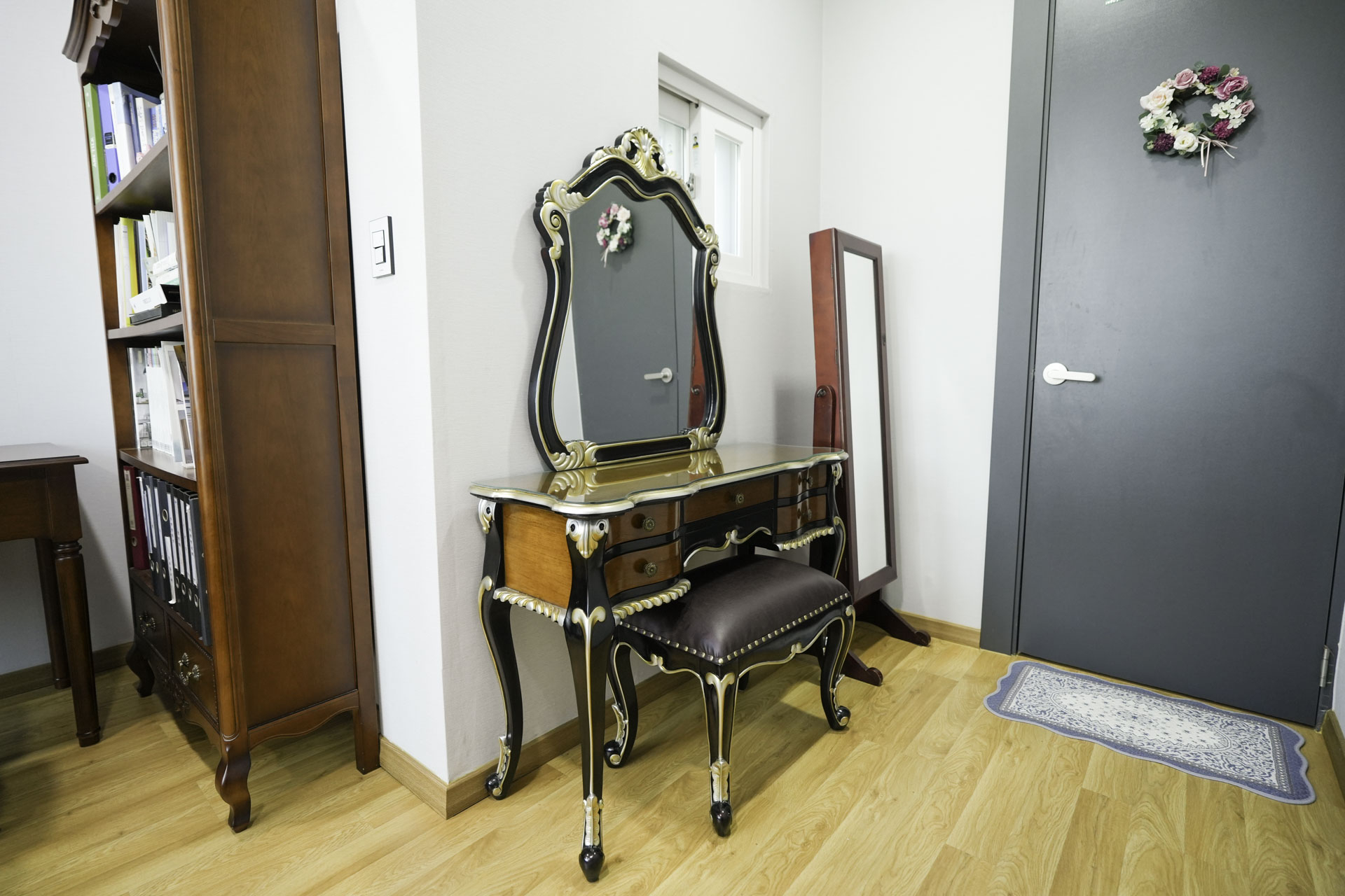 room detail thumbnail 2