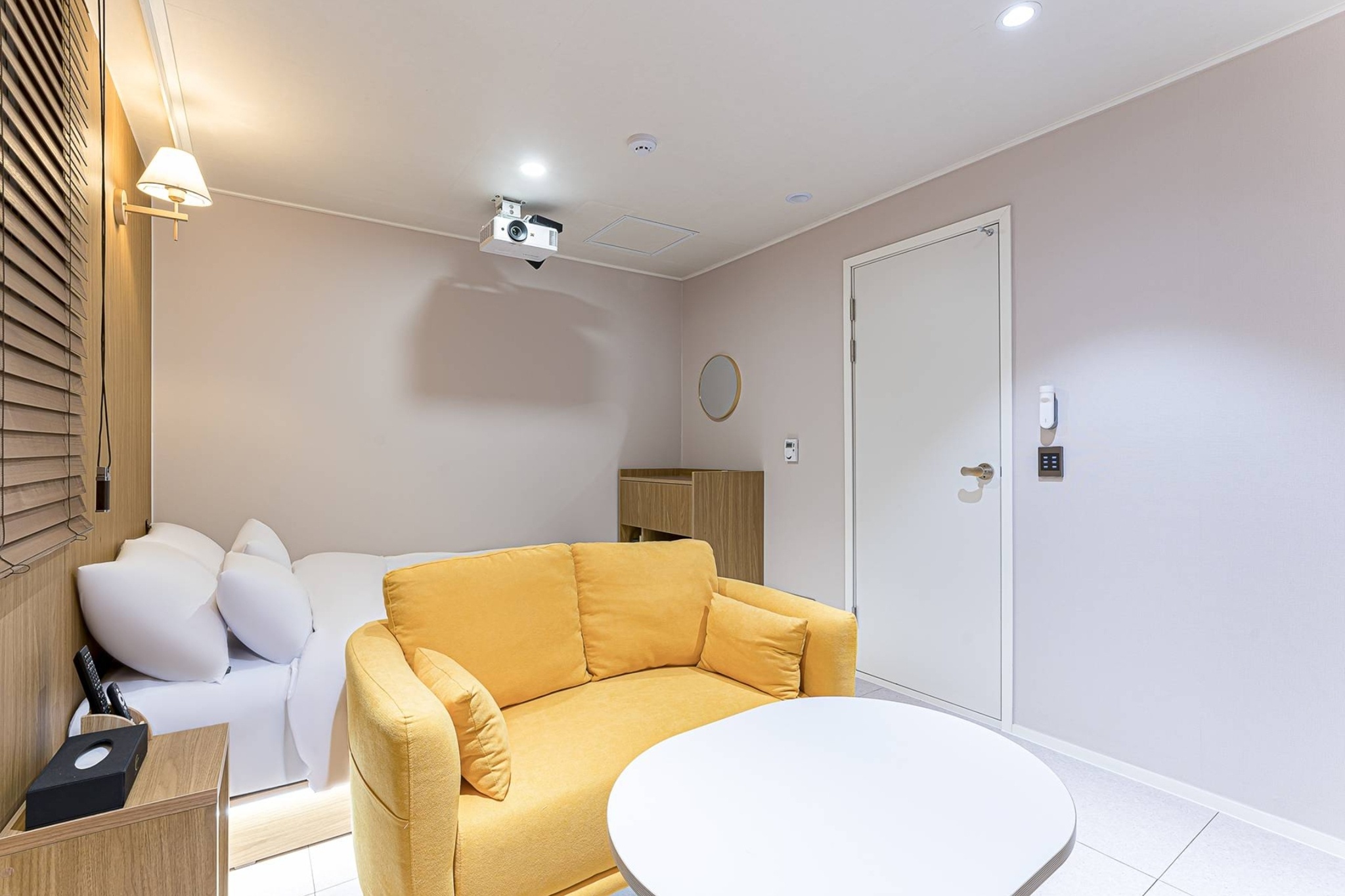 room detail thumbnail 1